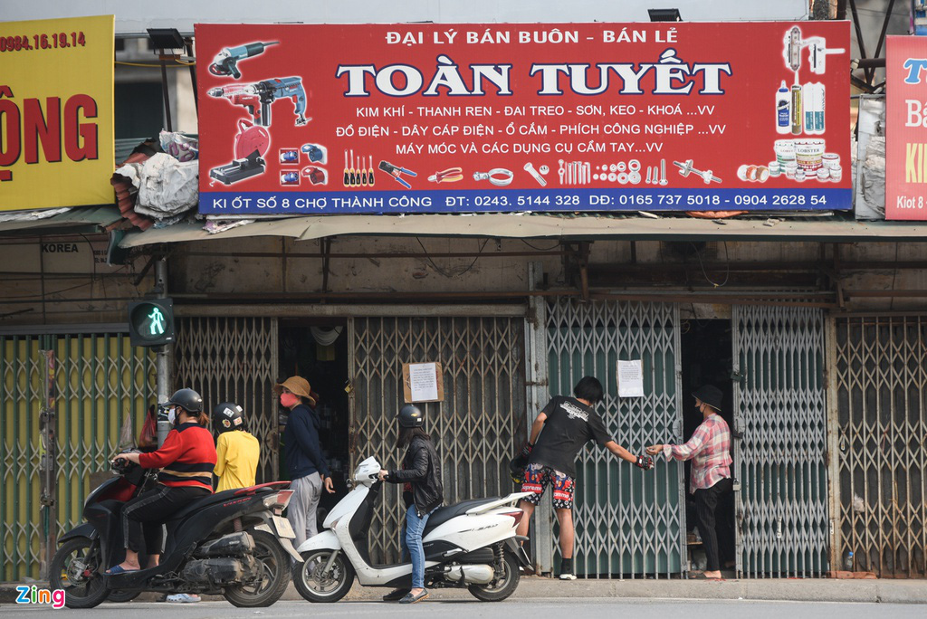 Cảnh buôn bán thò thụt trong lệnh cách ly xã hội - Ảnh 11. Cảnh buôn bán thò thụt trong lệnh cách ly xã hội - Ảnh 11.