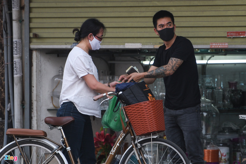 Cảnh buôn bán thò thụt trong lệnh cách ly xã hội - Ảnh 8. Cảnh buôn bán thò thụt trong lệnh cách ly xã hội - Ảnh 8.
