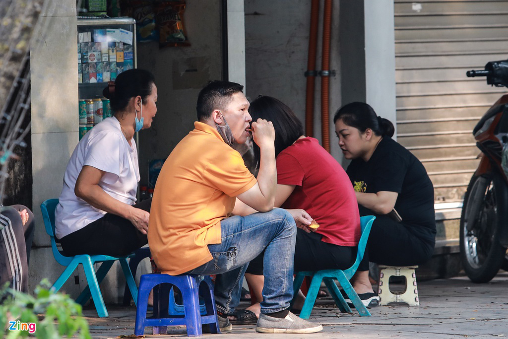 Cảnh buôn bán thò thụt trong lệnh cách ly xã hội - Ảnh 4. Cảnh buôn bán thò thụt trong lệnh cách ly xã hội - Ảnh 4.