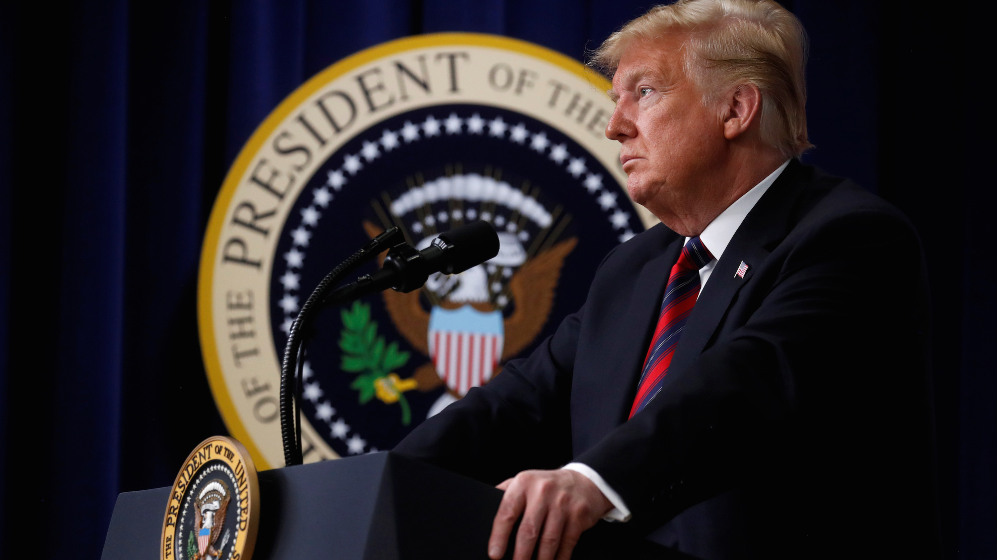 Trump tuyên bố sẽ trừng phạt thị thực đối với các quốc gia từ chối nhận công dân bị trục xuất tại Mỹ - Ảnh 1.