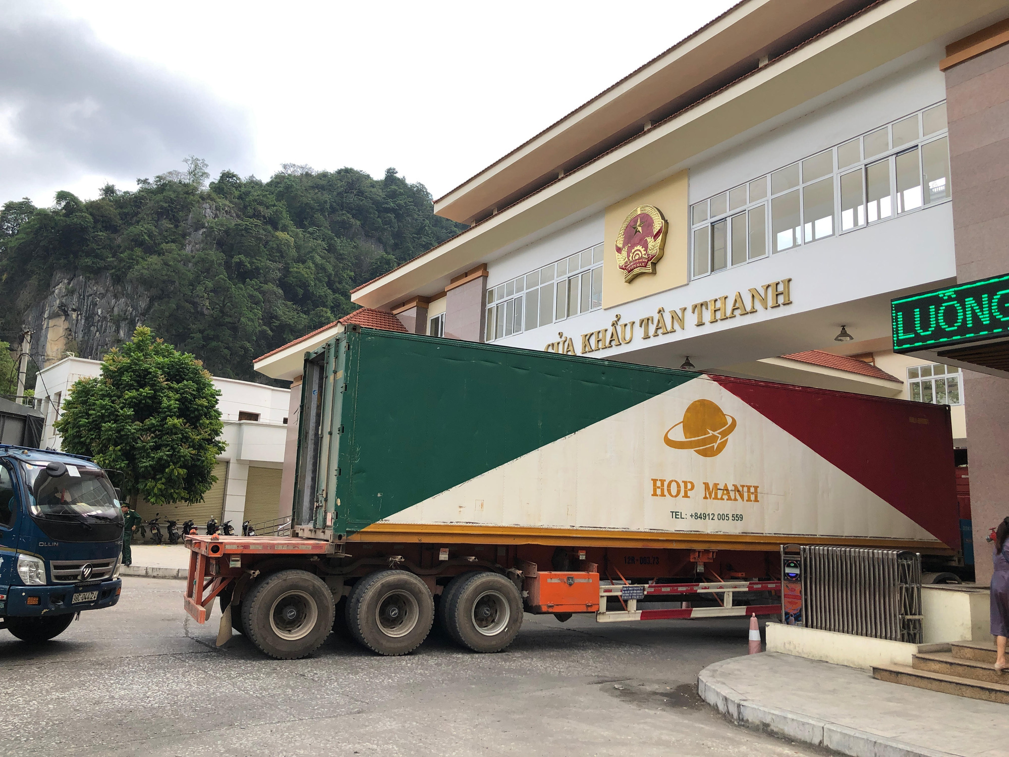 Trung Quốc siết chặt nhập khẩu hàng hoá qua biên giới, container dưa hấu, thanh long ùn ứ tăng kỉ lục - Ảnh 1. Trung Quốc siết chặt nhập khẩu hàng hoá qua biên giới, container dưa hấu, thanh long ùn ứ tăng kỉ lục - Ảnh 1.