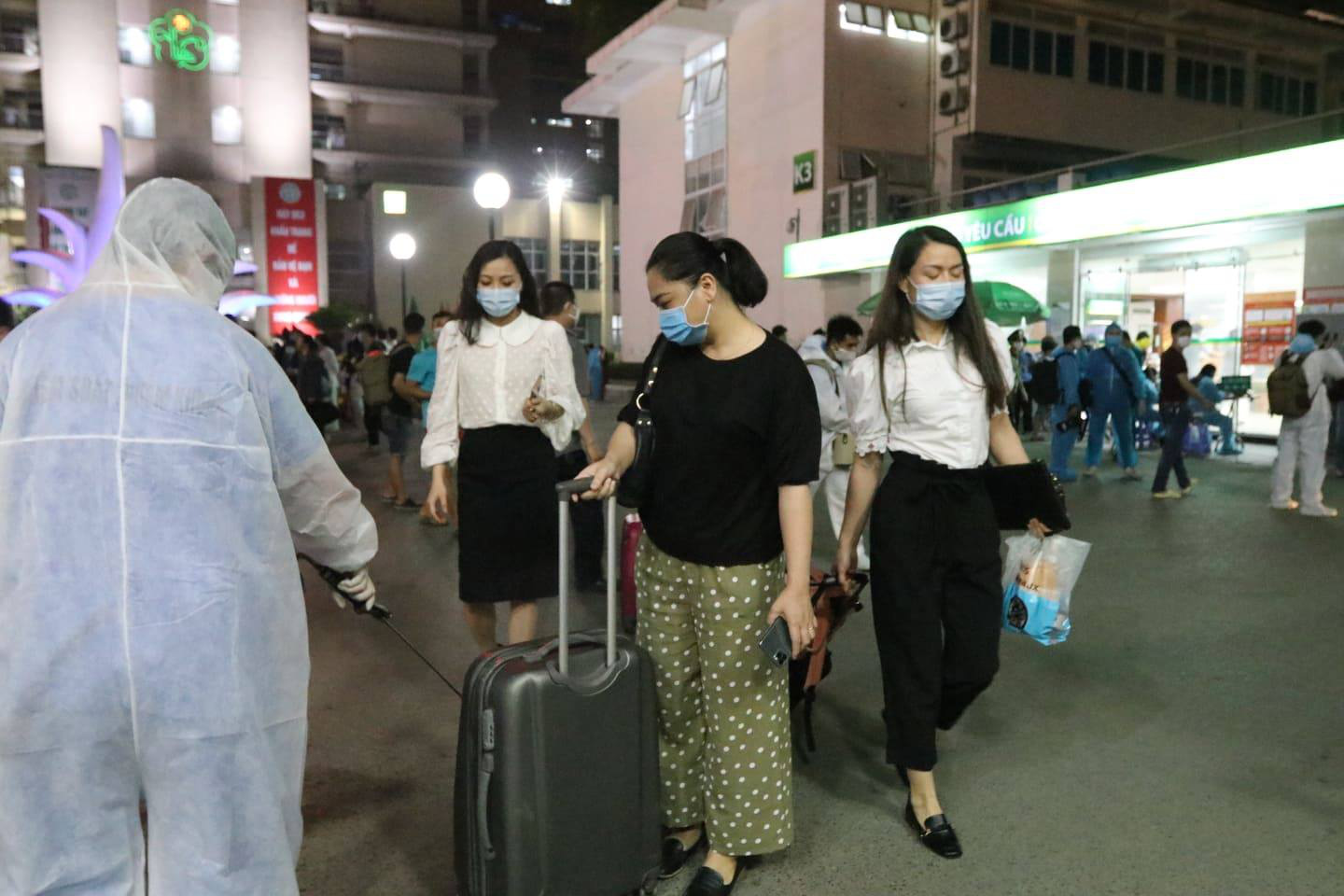 Khoảnh khắc vỡ oà Bệnh viện Bạch Mai gỡ phong toả - Ảnh 5. Khoảnh khắc vỡ oà Bệnh viện Bạch Mai gỡ phong toả - Ảnh 5.