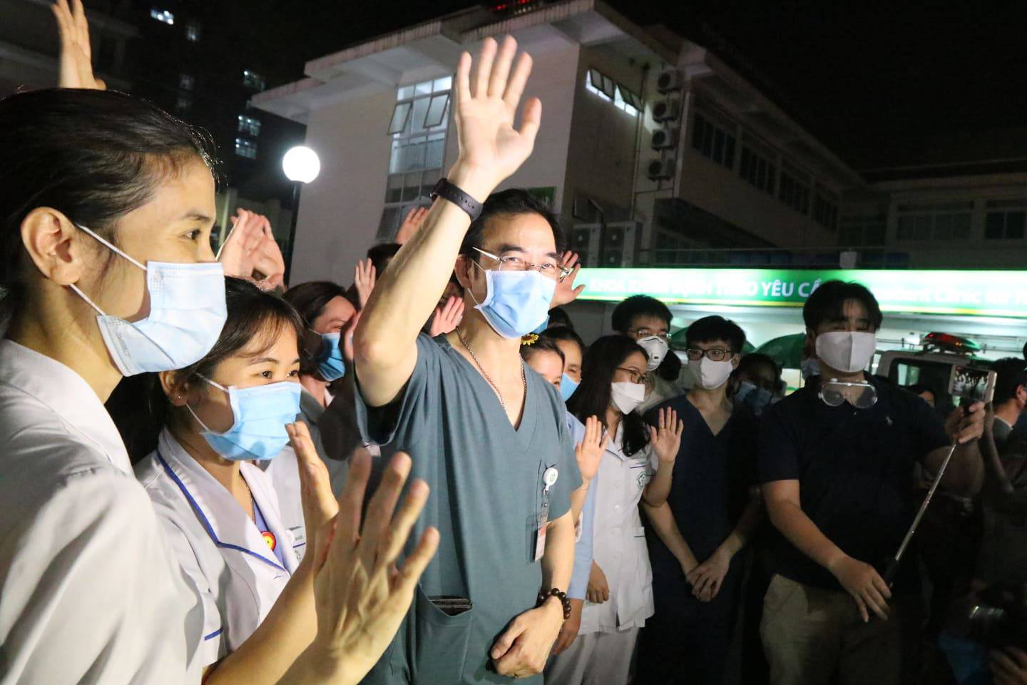 Khoảnh khắc vỡ oà Bệnh viện Bạch Mai gỡ phong toả - Ảnh 4. Khoảnh khắc vỡ oà Bệnh viện Bạch Mai gỡ phong toả - Ảnh 4.