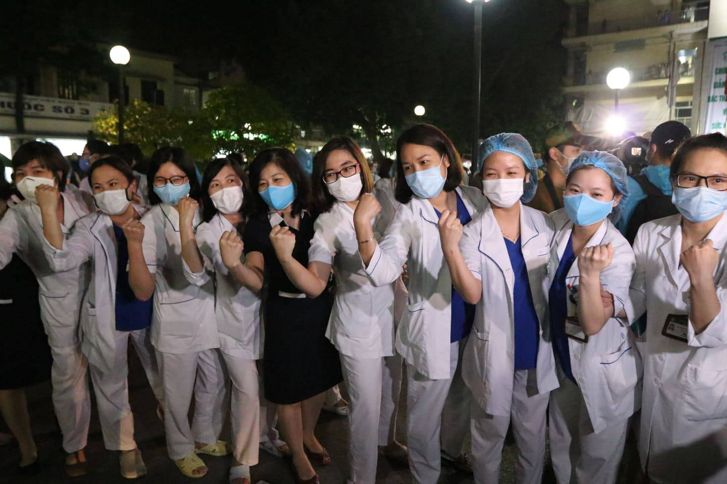 Khoảnh khắc vỡ oà Bệnh viện Bạch Mai gỡ phong toả - Ảnh 3. Khoảnh khắc vỡ oà Bệnh viện Bạch Mai gỡ phong toả - Ảnh 3.