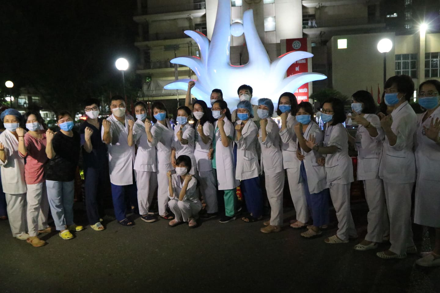 Khoảnh khắc vỡ oà Bệnh viện Bạch Mai gỡ phong toả - Ảnh 1. Khoảnh khắc vỡ oà Bệnh viện Bạch Mai gỡ phong toả - Ảnh 1.