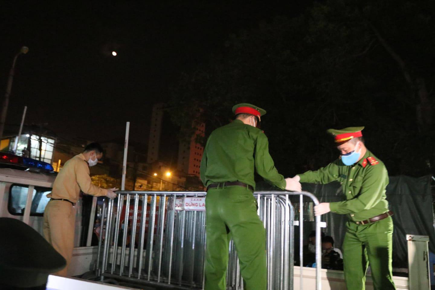 Khoảnh khắc vỡ oà Bệnh viện Bạch Mai gỡ phong toả - Ảnh 6. Khoảnh khắc vỡ oà Bệnh viện Bạch Mai gỡ phong toả - Ảnh 6.