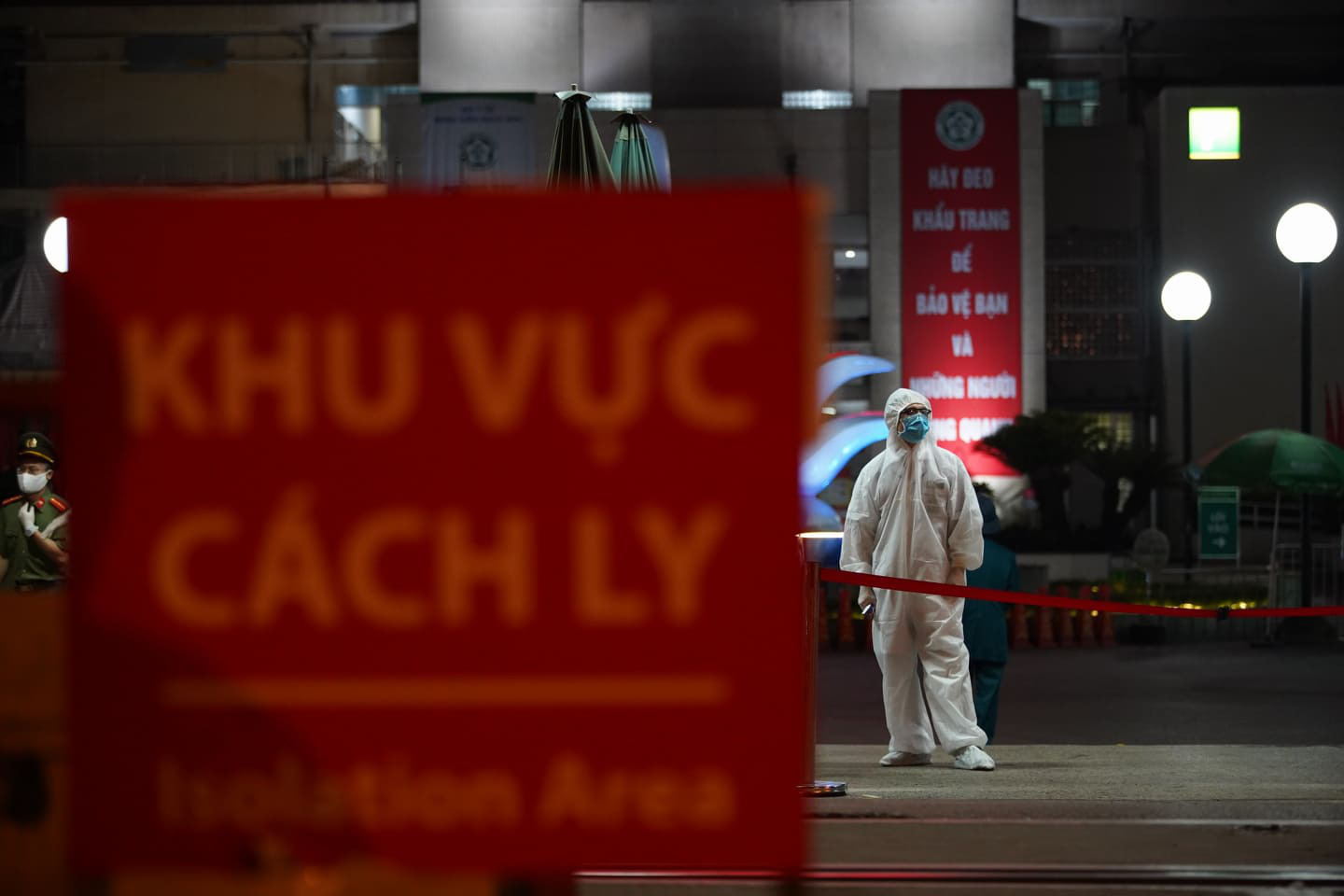Khoảnh khắc vỡ oà Bệnh viện Bạch Mai gỡ phong toả - Ảnh 8. Khoảnh khắc vỡ oà Bệnh viện Bạch Mai gỡ phong toả - Ảnh 8.