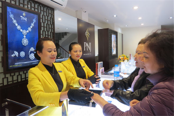 Đóng cửa gần 300 tiệm vàng vì dịch Covid-19, doanh thu PNJ giảm ngay 39% - Ảnh 1.