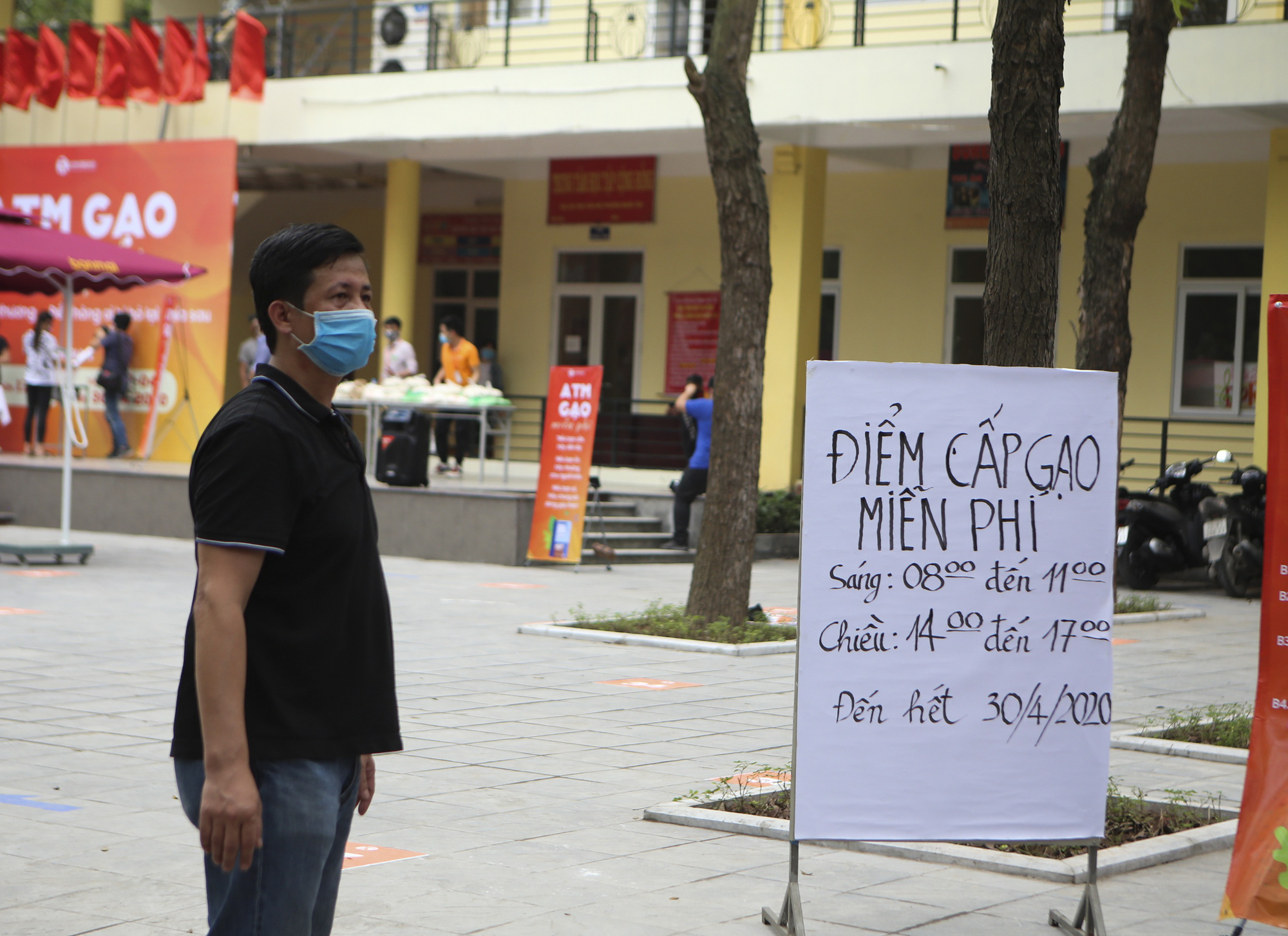 Người dân Hà Nội ùn ùn chở gạo tới góp sức "ATM gạo" - Ảnh 12. Người dân Hà Nội ùn ùn chở gạo tới góp sức "ATM gạo" - Ảnh 12.