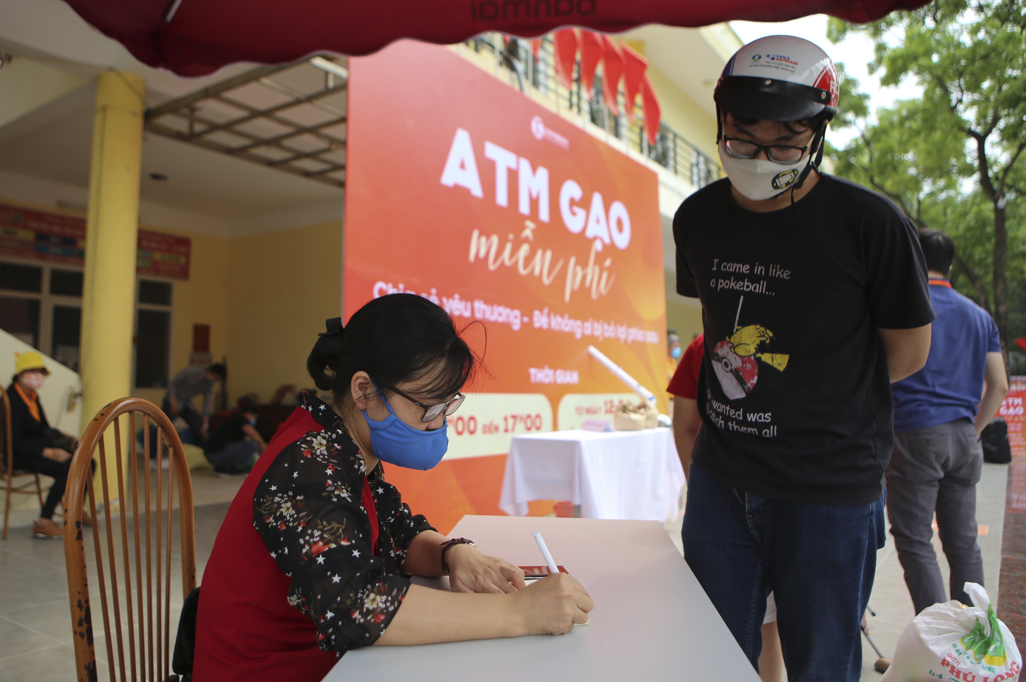 Người dân Hà Nội ùn ùn chở gạo tới góp sức "ATM gạo" - Ảnh 4. Người dân Hà Nội ùn ùn chở gạo tới góp sức "ATM gạo" - Ảnh 4.