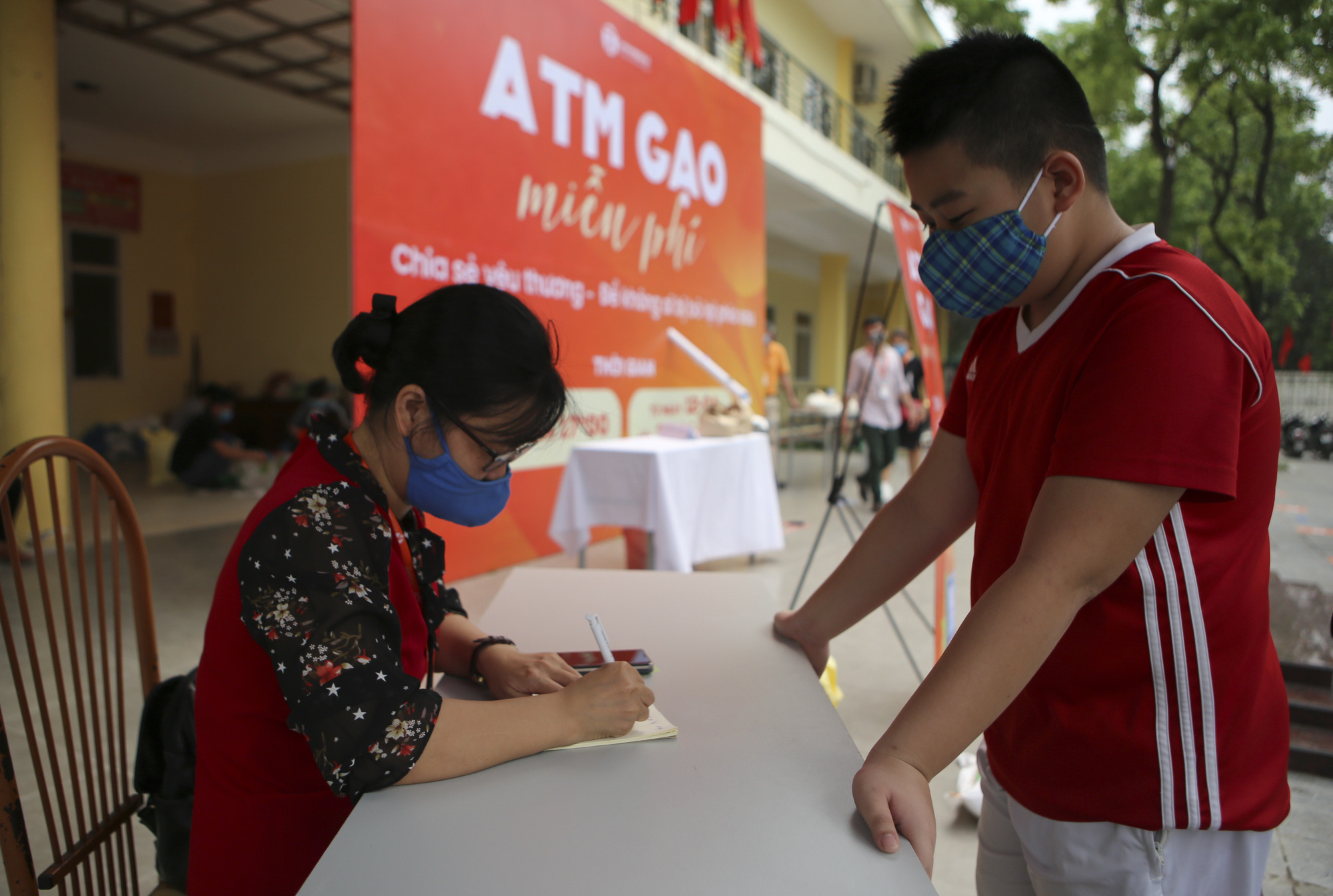 Người dân Hà Nội ùn ùn chở gạo tới góp sức "ATM gạo" - Ảnh 5. Người dân Hà Nội ùn ùn chở gạo tới góp sức "ATM gạo" - Ảnh 5.