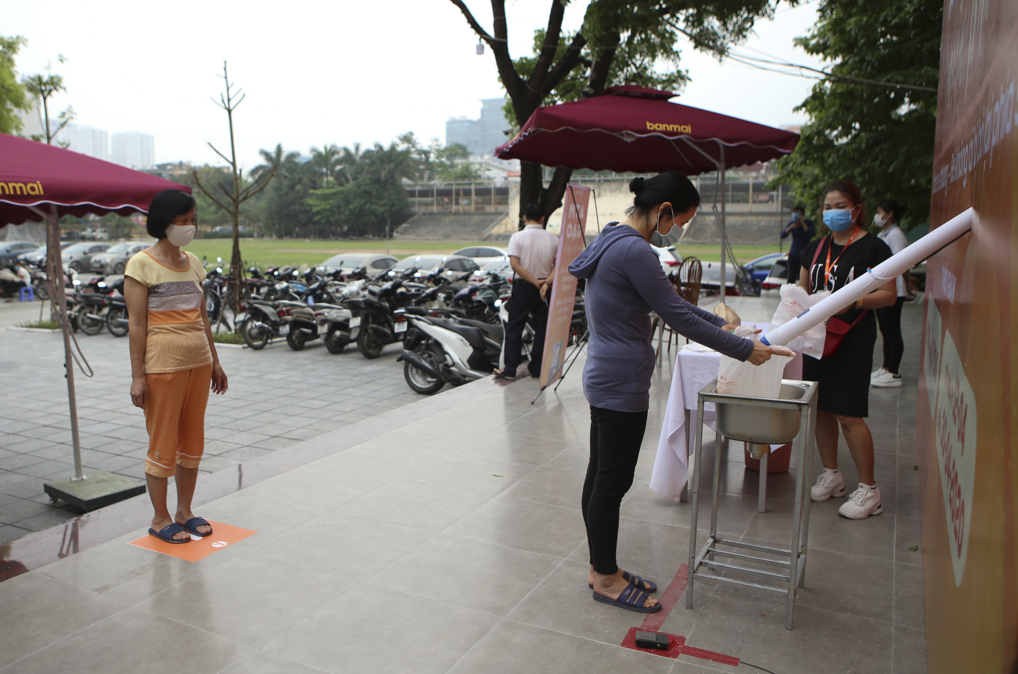 Người dân Hà Nội ùn ùn chở gạo tới góp sức "ATM gạo" - Ảnh 8. Người dân Hà Nội ùn ùn chở gạo tới góp sức "ATM gạo" - Ảnh 8.