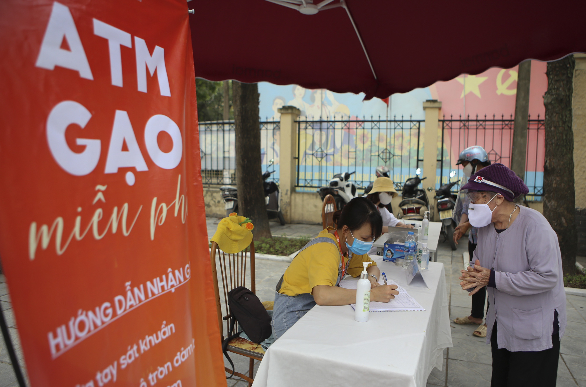 Người dân Hà Nội ùn ùn chở gạo tới góp sức "ATM gạo" - Ảnh 10. Người dân Hà Nội ùn ùn chở gạo tới góp sức "ATM gạo" - Ảnh 10.