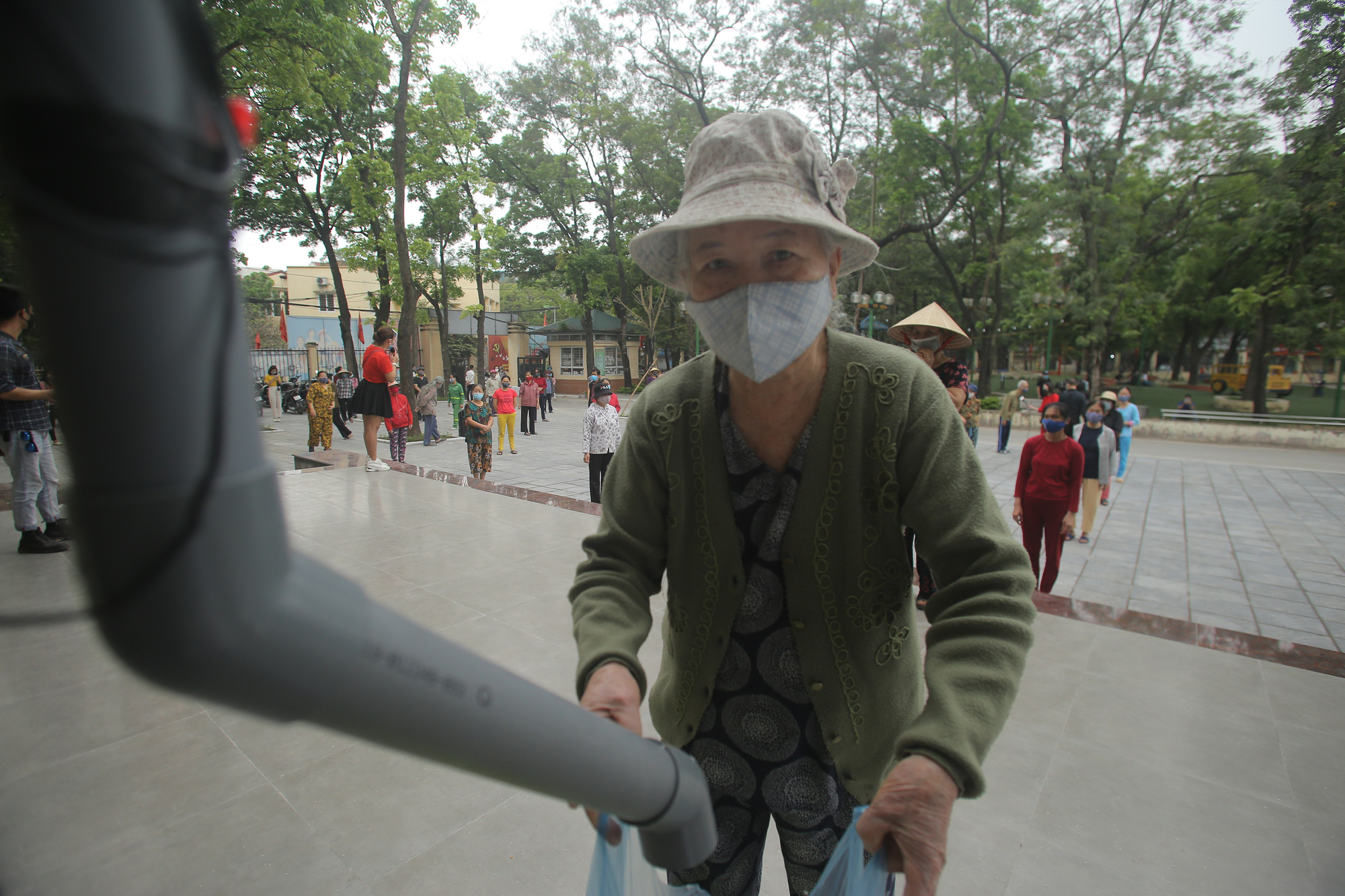 Chủ 'cây ATM gạo' đầu tiên ở Hà Nội mở thêm điểm phát gạo miễn phí - Ảnh 1. Chủ 'cây ATM gạo' đầu tiên ở Hà Nội mở thêm điểm phát gạo miễn phí - Ảnh 1.