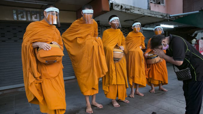 Chùm ảnh: Các nghi thức tôn giáo thích nghi trong thời đại dịch Covid-19 như thế nào - Ảnh 2. Chùm ảnh: Các nghi thức tôn giáo thích nghi trong thời đại dịch Covid-19 như thế nào - Ảnh 2.