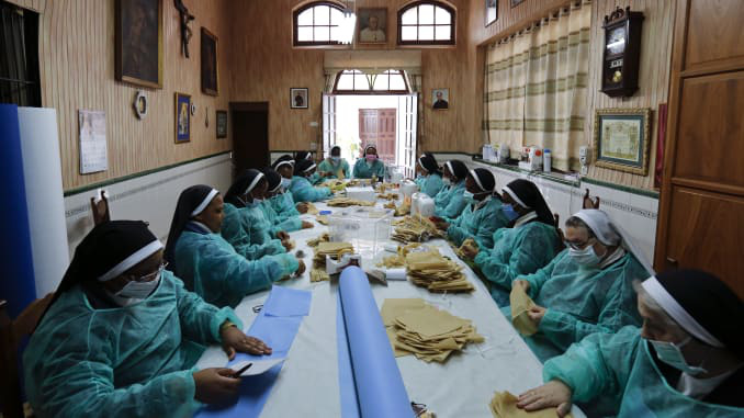 Chùm ảnh: Các nghi thức tôn giáo thích nghi trong thời đại dịch Covid-19 như thế nào - Ảnh 9. Chùm ảnh: Các nghi thức tôn giáo thích nghi trong thời đại dịch Covid-19 như thế nào - Ảnh 9.
