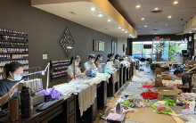 Hàng loạt tiệm nail của người Việt tại Mỹ chuyển sang may khẩu trang, găng tay ủng hộ các bệnh viện