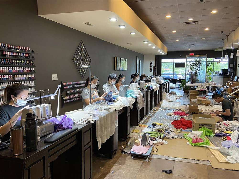 Người Việt tại Mỹ sản xuất, ủng hộ hàng ngàn khẩu trang, găng tay cho bệnh viện - Ảnh 1. Người Việt tại Mỹ sản xuất, ủng hộ hàng ngàn khẩu trang, găng tay cho bệnh viện - Ảnh 1.