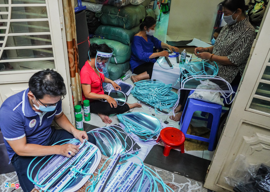 Gần 3.000 chiếc mặt nạ chống giọt bắn tặng y, bác sĩ tuyến đầu - Ảnh 2. Gần 3.000 chiếc mặt nạ chống giọt bắn tặng y, bác sĩ tuyến đầu - Ảnh 2.