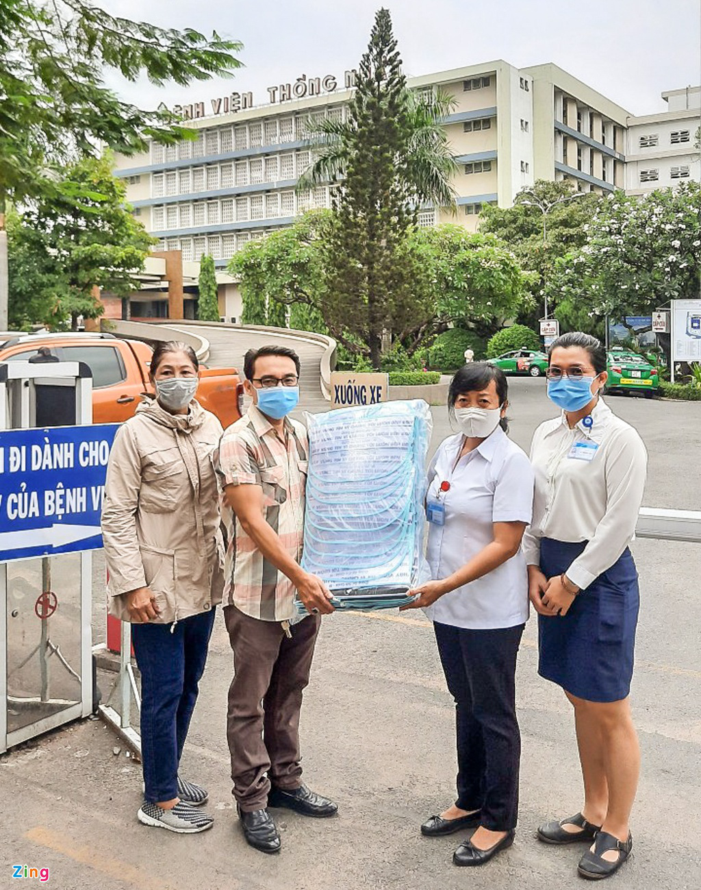 Gần 3.000 chiếc mặt nạ chống giọt bắn tặng y, bác sĩ tuyến đầu - Ảnh 1. Gần 3.000 chiếc mặt nạ chống giọt bắn tặng y, bác sĩ tuyến đầu - Ảnh 1.