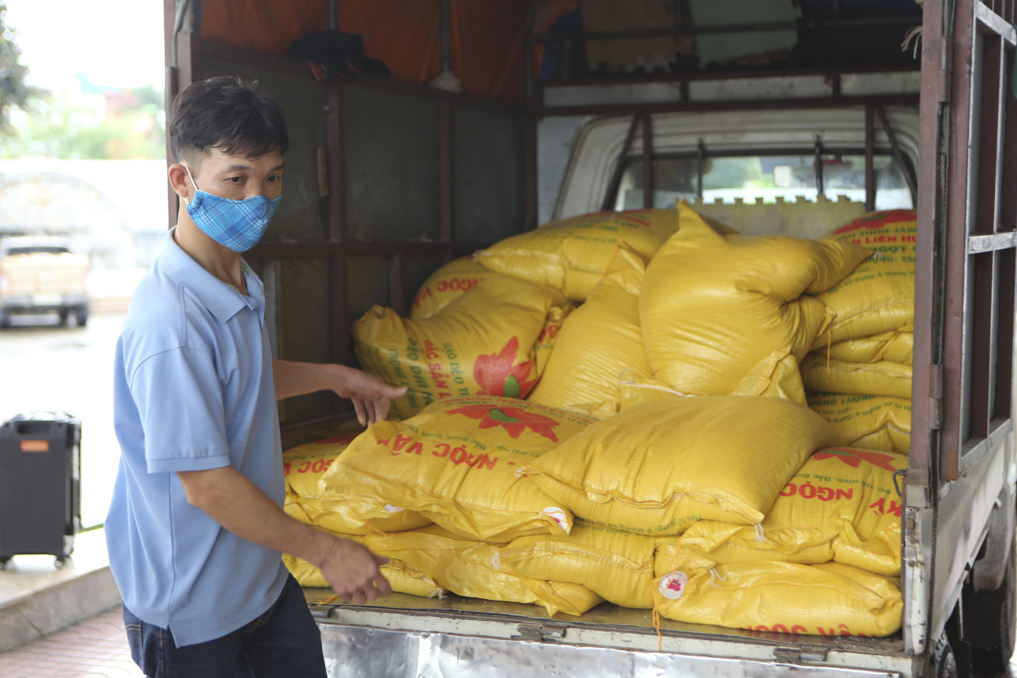 Hà Nội: Nhiều nhà hảo tâm đưa cả xe tải gạo tới cây ATM đặc biệt - Ảnh 3. Hà Nội: Nhiều nhà hảo tâm đưa cả xe tải gạo tới cây ATM đặc biệt - Ảnh 3.