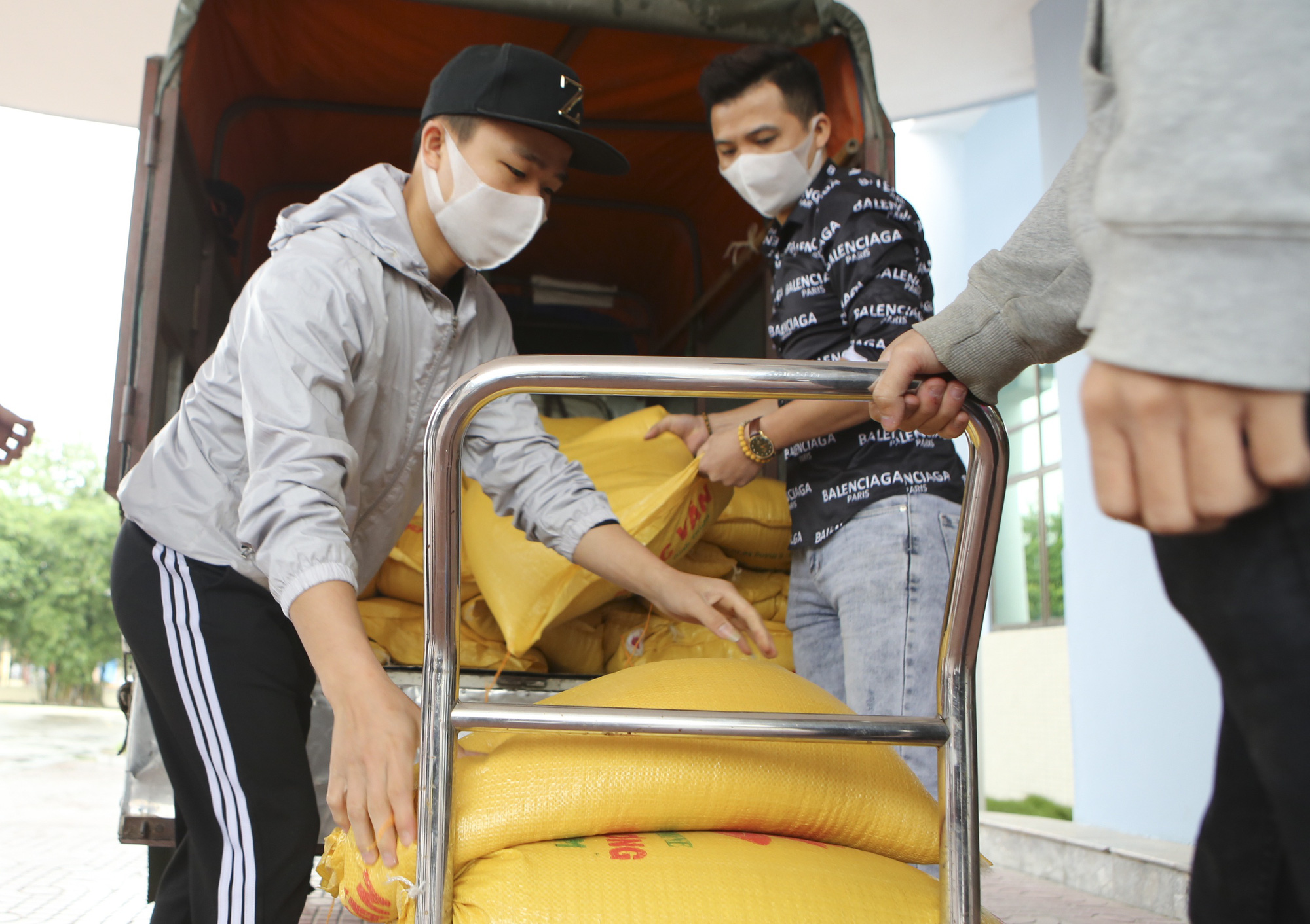 Hà Nội: Nhiều nhà hảo tâm đưa cả xe tải gạo tới cây ATM đặc biệt - Ảnh 4. Hà Nội: Nhiều nhà hảo tâm đưa cả xe tải gạo tới cây ATM đặc biệt - Ảnh 4.