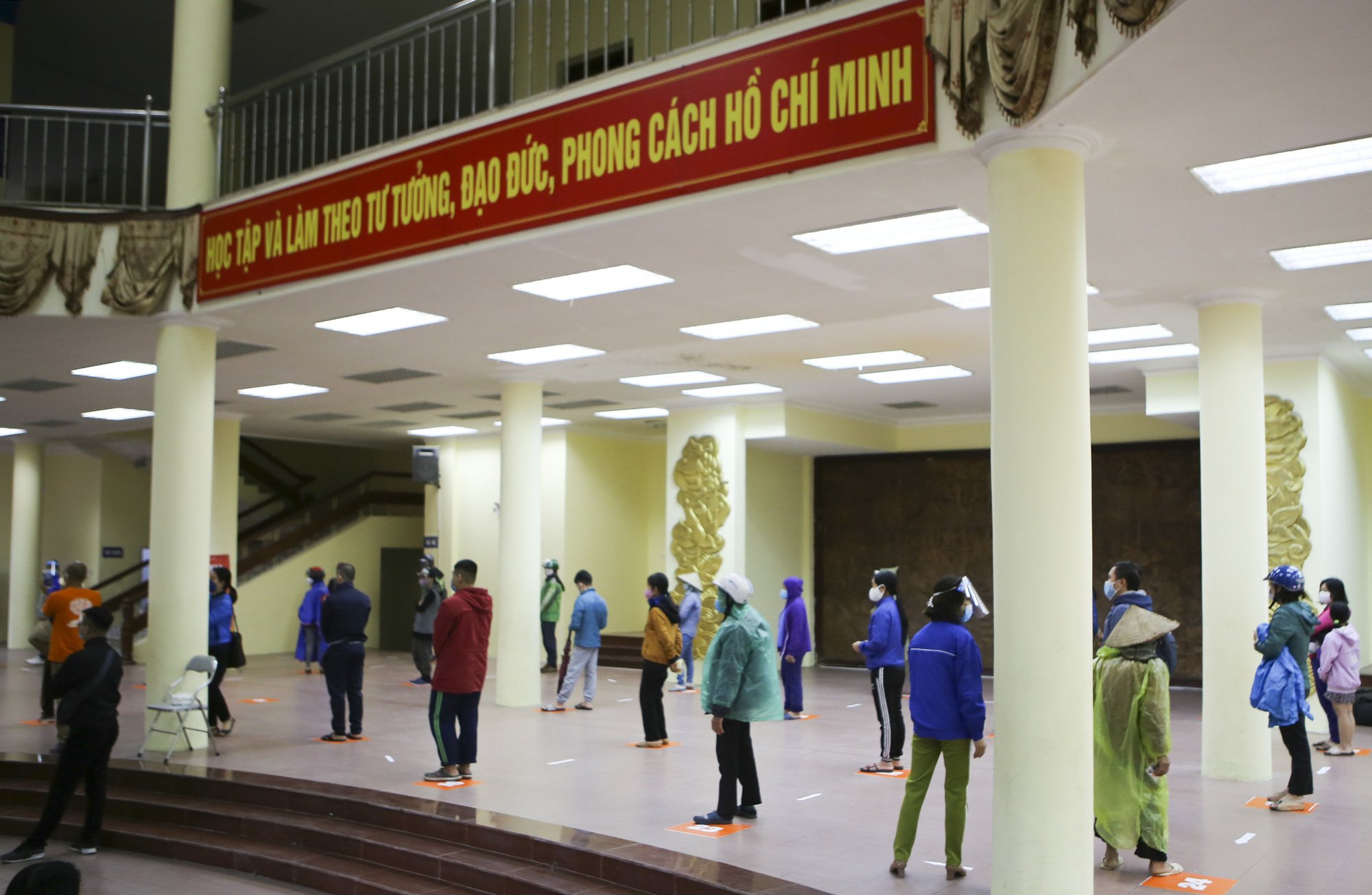 Hà Nội: Nhiều nhà hảo tâm đưa cả xe tải gạo tới cây ATM đặc biệt - Ảnh 9. Hà Nội: Nhiều nhà hảo tâm đưa cả xe tải gạo tới cây ATM đặc biệt - Ảnh 9.