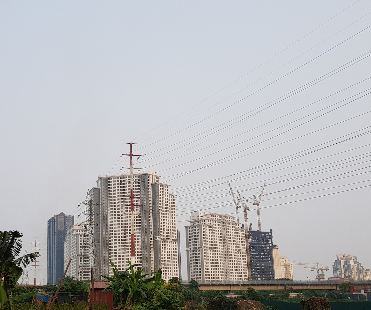 Lí do nào khiến thị trường BĐS trầm lắng nhưng giá bán không giảm? - Ảnh 1. Lí do nào khiến thị trường BĐS trầm lắng nhưng giá bán không giảm? - Ảnh 1.