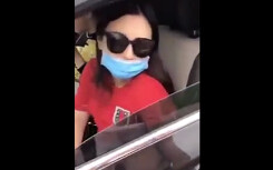 Bị nhắc nhở vì vứt rác bừa bãi, người phụ nữ đi xe sang gắt gỏng 'đường nhà em à', 'mày bị hâm à'