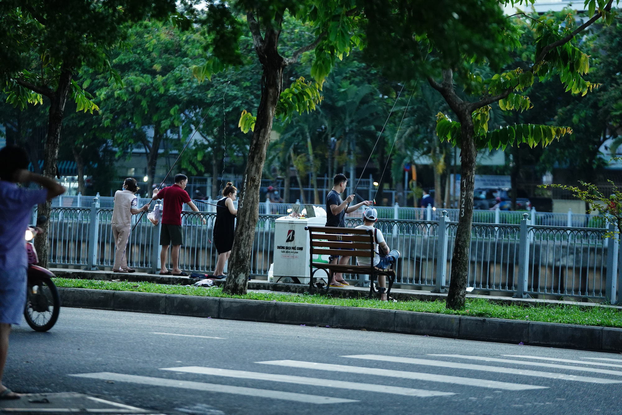 Chưa hết giãn cách xã hội, đường phố Sài Gòn đã đông đúc trở lại - Ảnh 11.