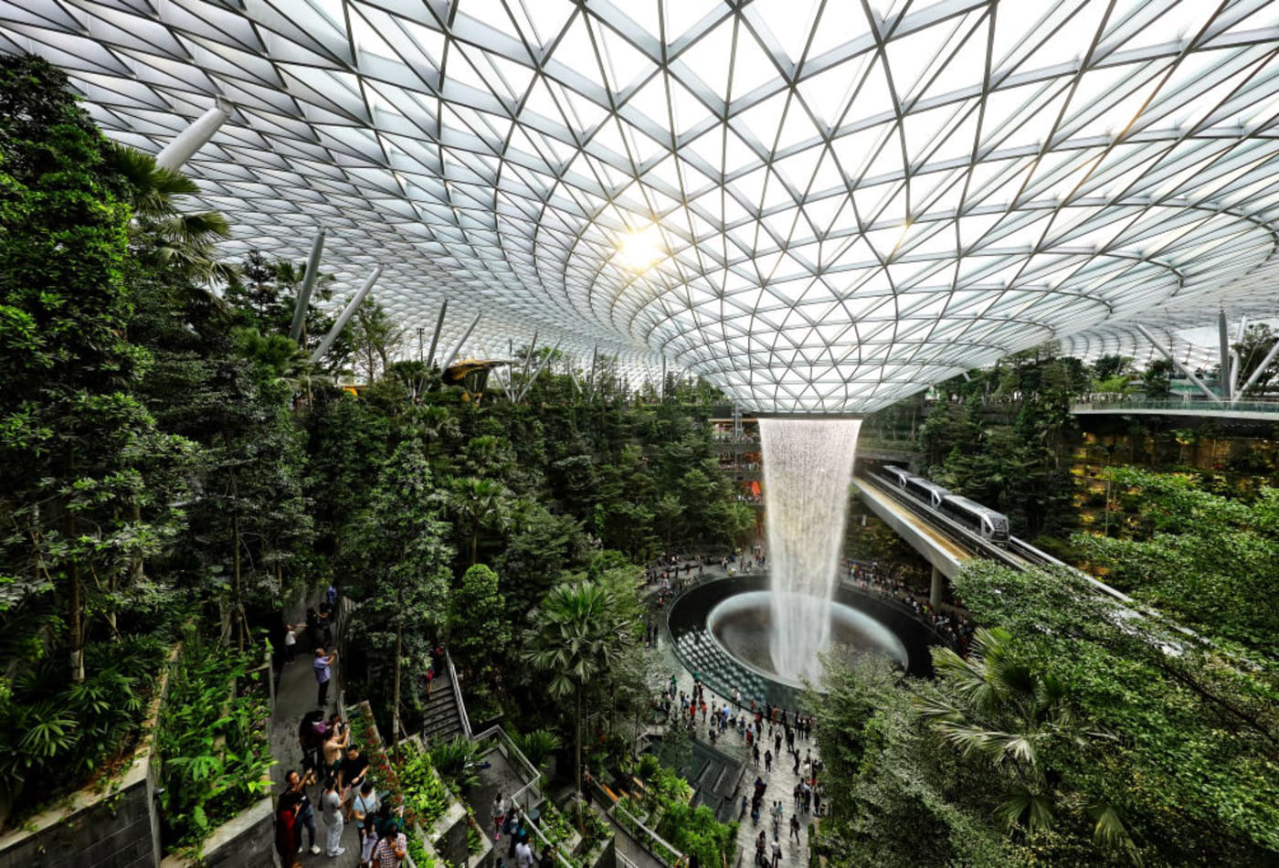 Singapore đóng cửa nhà ga T2 tại sân bay Changi vì dịch Covid-19 - Ảnh 2. Singapore đóng cửa nhà ga T2 tại sân bay Changi vì dịch Covid-19 - Ảnh 2.