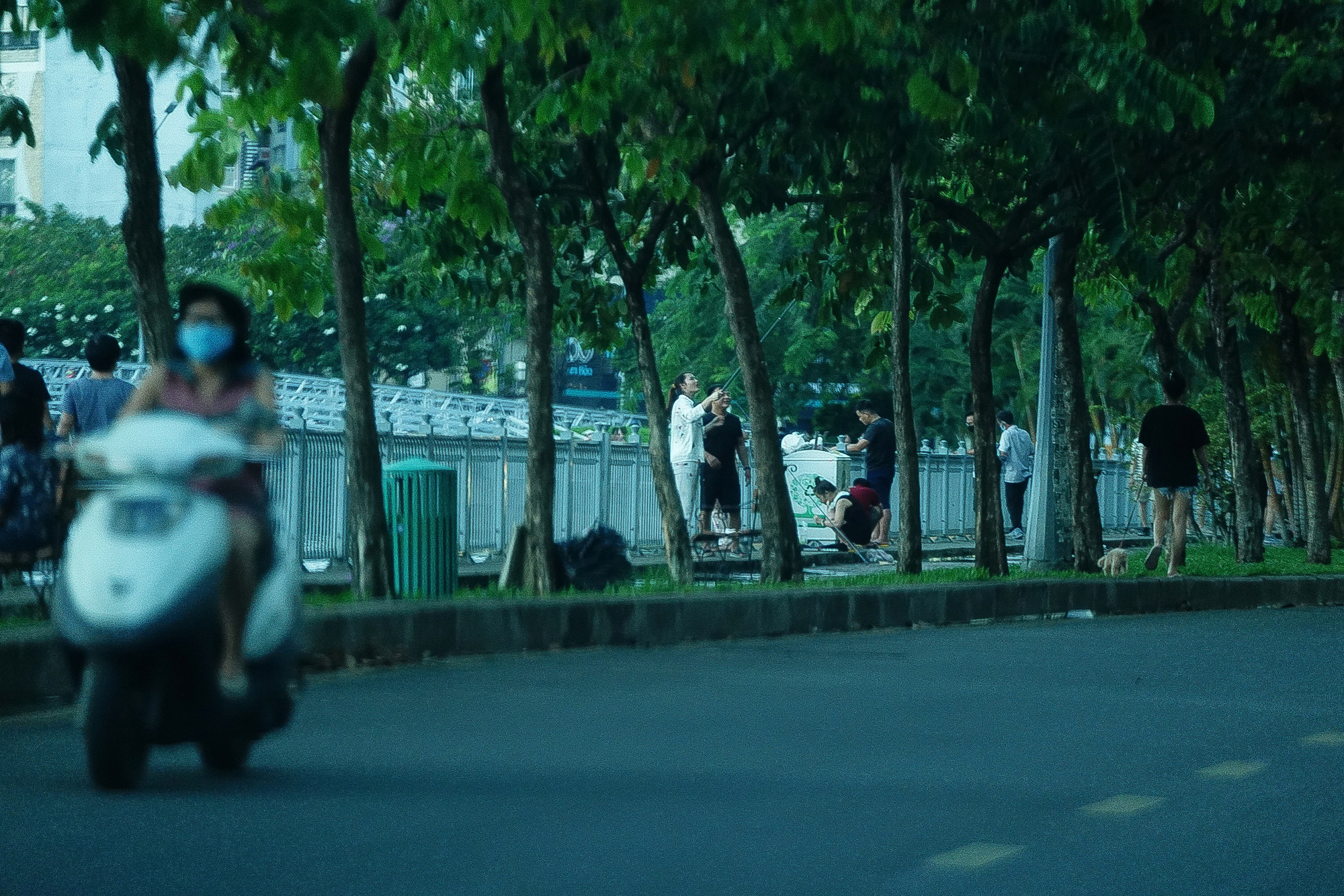 Chưa hết giãn cách xã hội, đường phố Sài Gòn đã đông đúc trở lại - Ảnh 12.