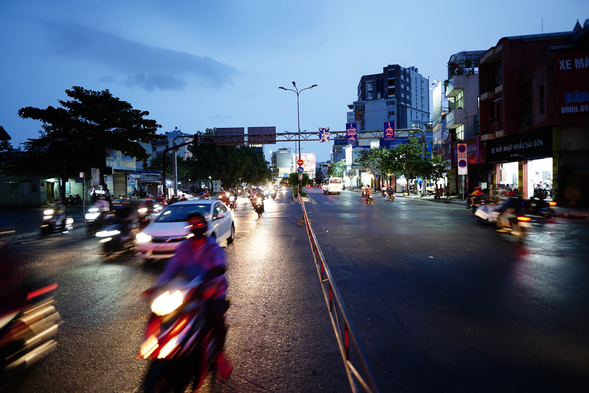 Chưa hết giãn cách xã hội, đường phố Sài Gòn đã đông đúc trở lại - Ảnh 14.