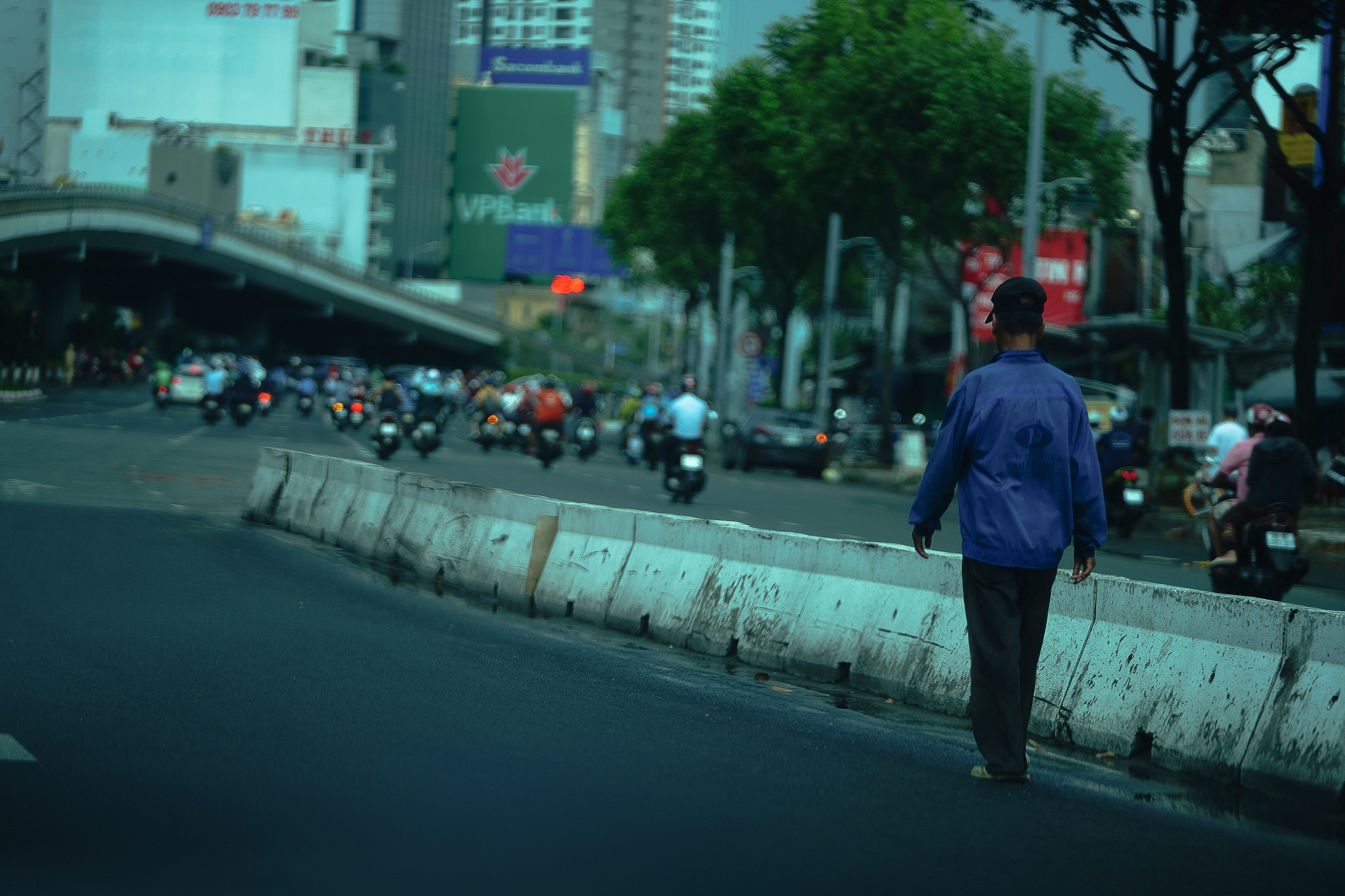 Chưa hết giãn cách xã hội, đường phố Sài Gòn đã đông đúc trở lại - Ảnh 3.