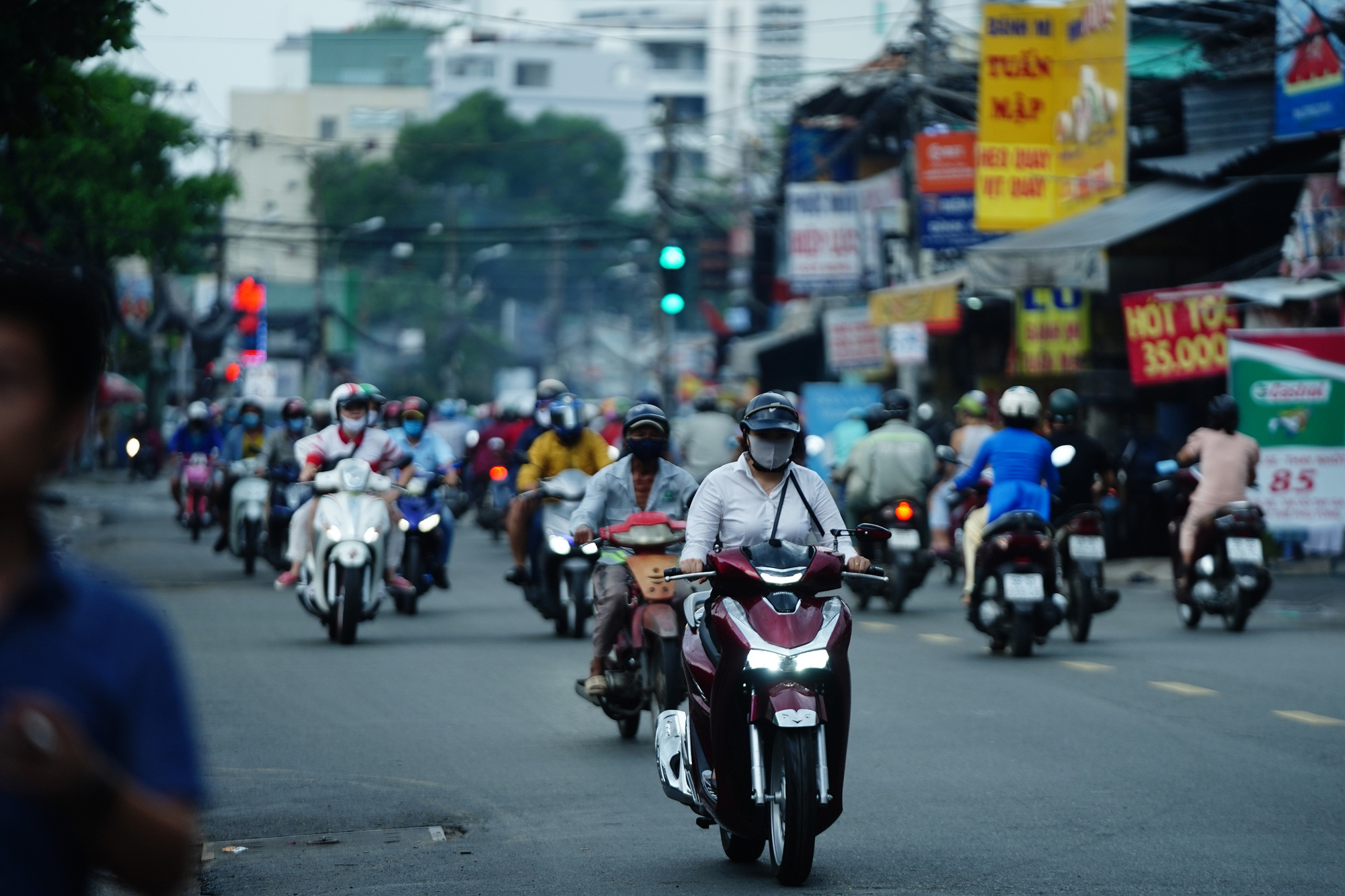 Chưa hết giãn cách xã hội, đường phố Sài Gòn đã đông đúc trở lại - Ảnh 7.