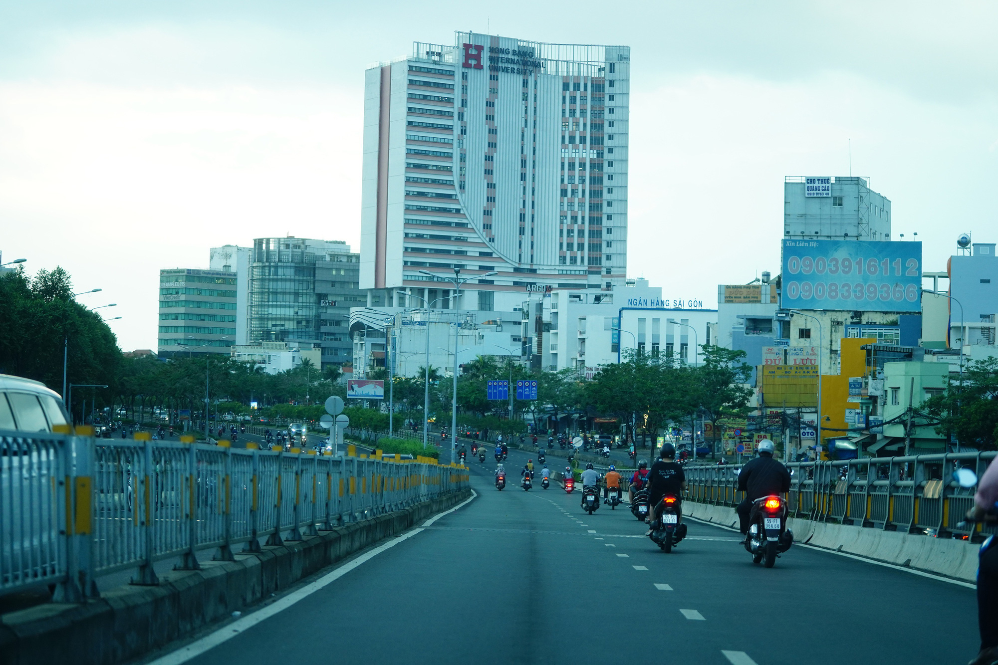 Chưa hết giãn cách xã hội, đường phố Sài Gòn đã đông đúc trở lại - Ảnh 8.