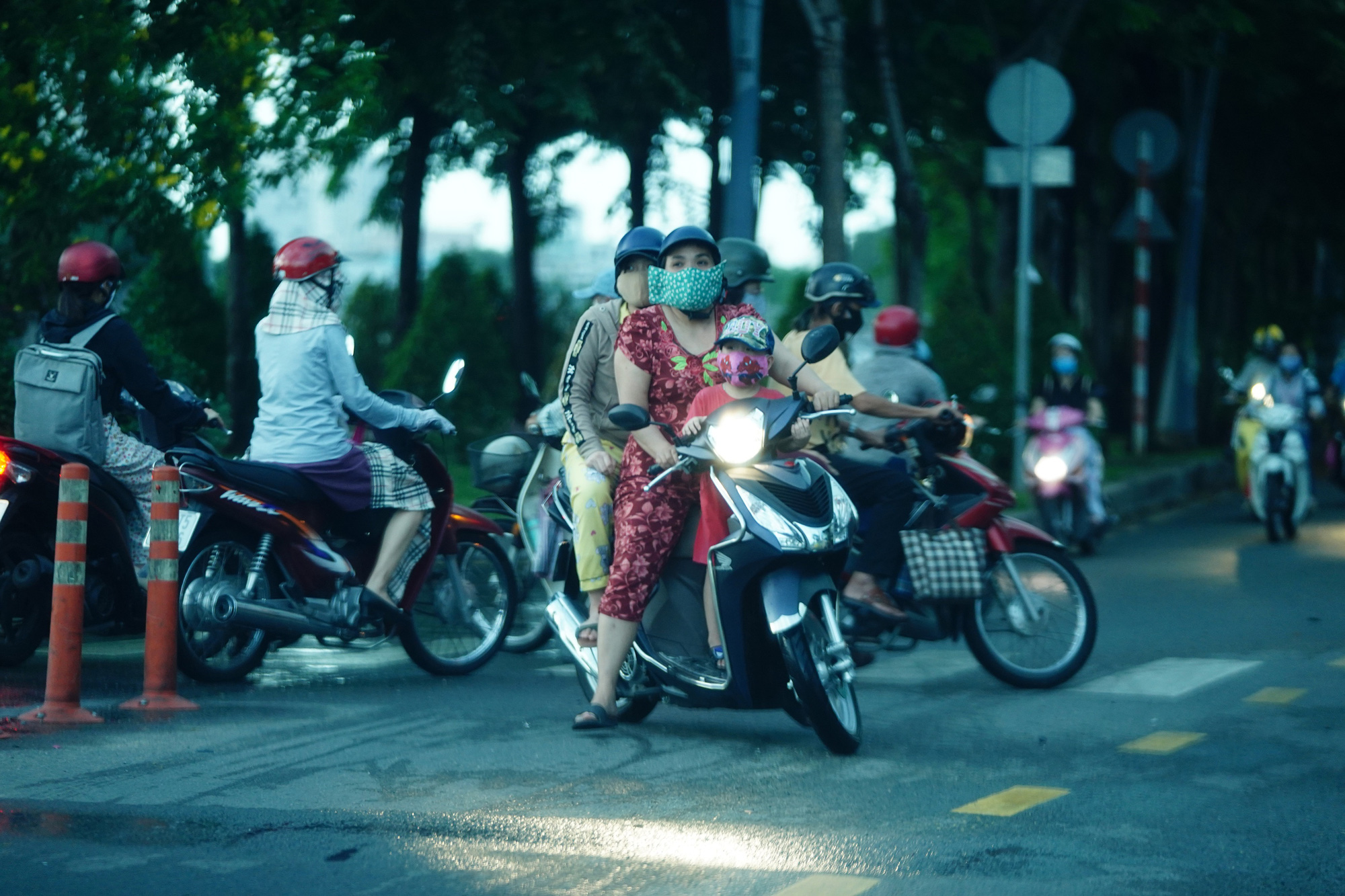 Chưa hết giãn cách xã hội, đường phố Sài Gòn đã đông đúc trở lại - Ảnh 9.