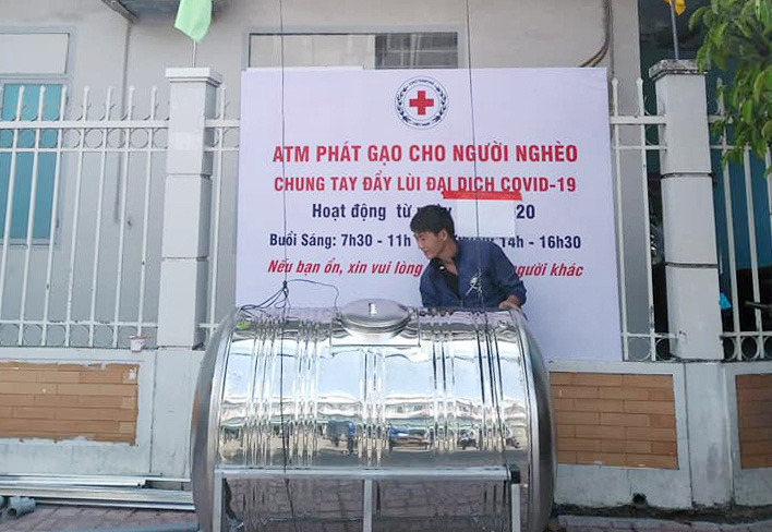 Nha Trang lắp ATM gạo phục vụ người khó khăn mùa dịch - Ảnh 1. Nha Trang lắp ATM gạo phục vụ người khó khăn mùa dịch - Ảnh 1.