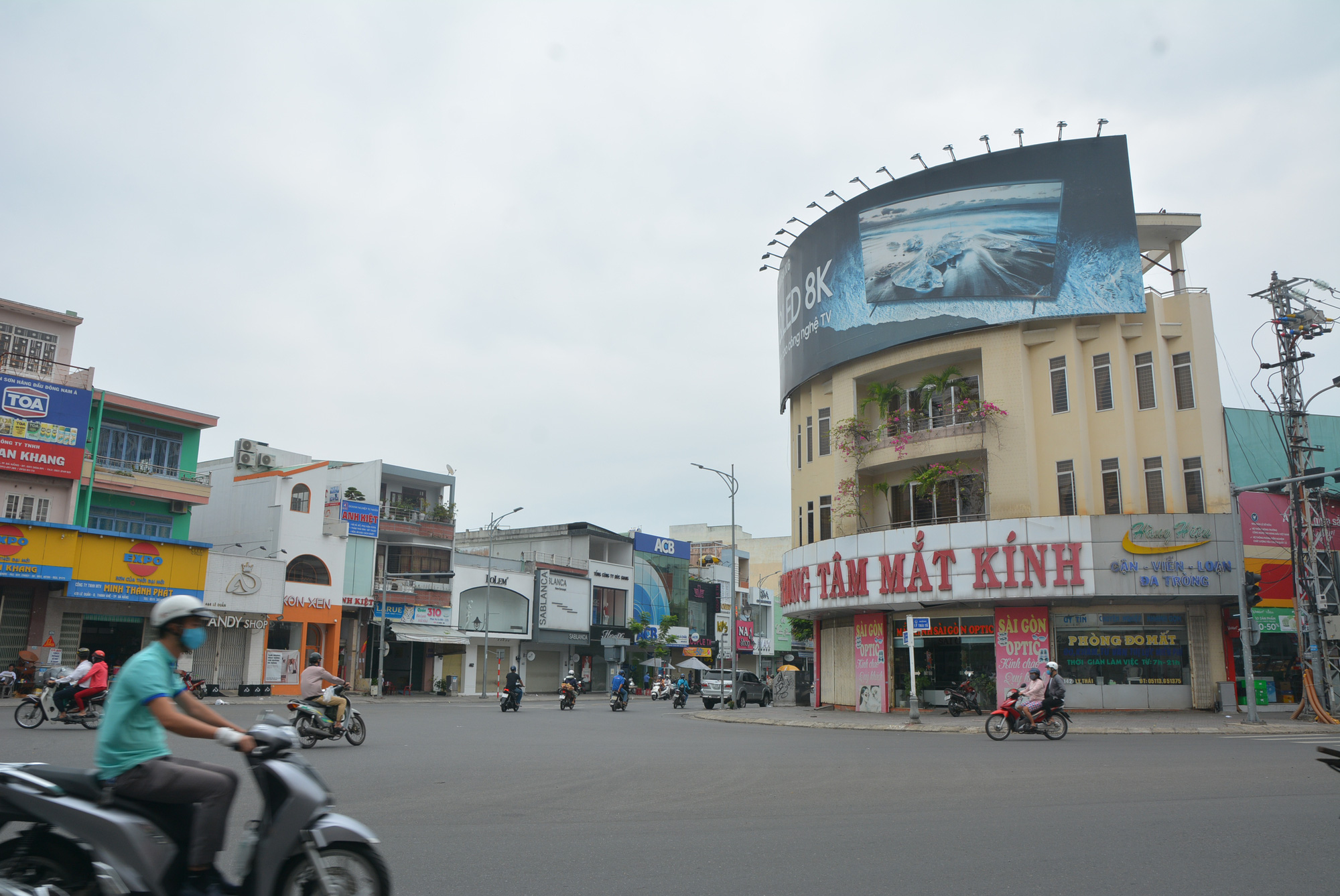 Người Đà Nẵng 'nín thở' chờ hàng quán được phép bán mang đi hoặc giao hàng, các thương hiệu cà phê, trà sữa lớn khóa cửa không thông báo mở lại - Ảnh 1. Người Đà Nẵng 'nín thở' chờ hàng quán được phép bán mang đi hoặc giao hàng, các thương hiệu cà phê, trà sữa lớn khóa cửa không thông báo mở lại - Ảnh 1.