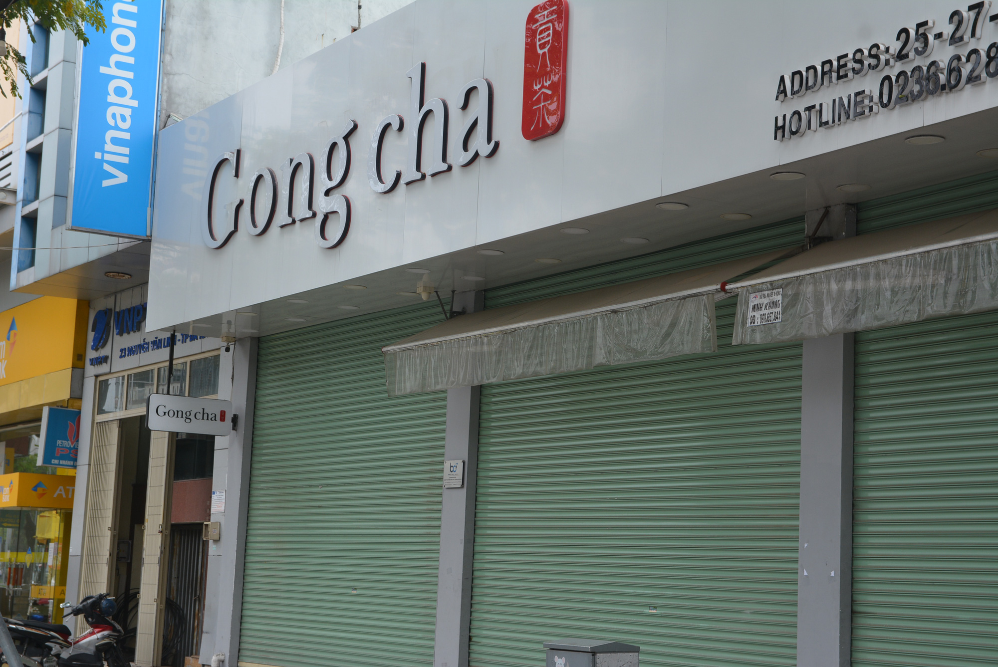 Người Đà Nẵng 'nín thở' chờ hàng quán được phép bán mang đi hoặc giao hàng, các thương hiệu cà phê, trà sữa lớn khóa cửa không thông báo mở lại - Ảnh 8. Người Đà Nẵng 'nín thở' chờ hàng quán được phép bán mang đi hoặc giao hàng, các thương hiệu cà phê, trà sữa lớn khóa cửa không thông báo mở lại - Ảnh 8.