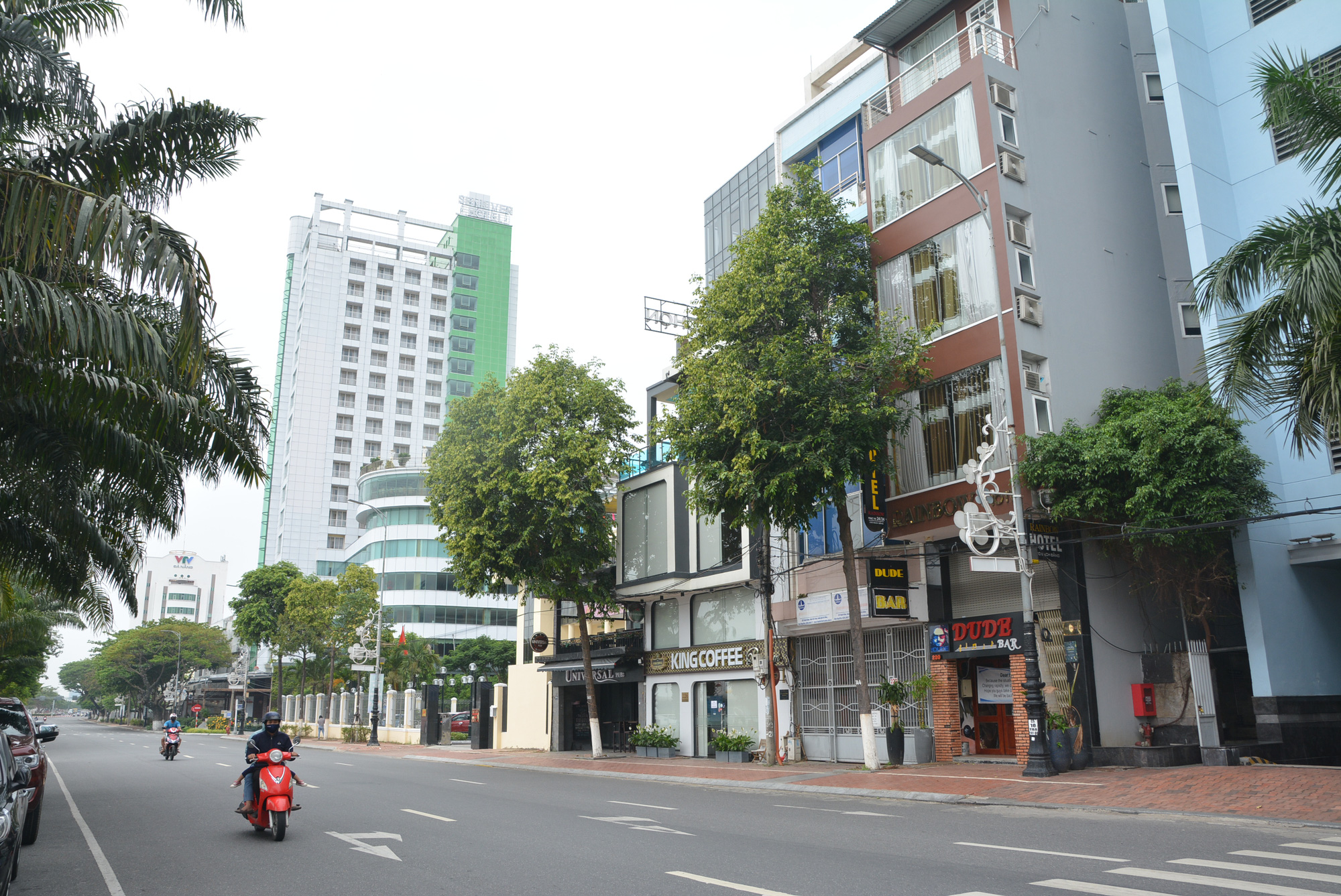 Người Đà Nẵng 'nín thở' chờ hàng quán được phép bán mang đi hoặc giao hàng, các thương hiệu cà phê, trà sữa lớn khóa cửa không thông báo mở lại - Ảnh 2. Người Đà Nẵng 'nín thở' chờ hàng quán được phép bán mang đi hoặc giao hàng, các thương hiệu cà phê, trà sữa lớn khóa cửa không thông báo mở lại - Ảnh 2.