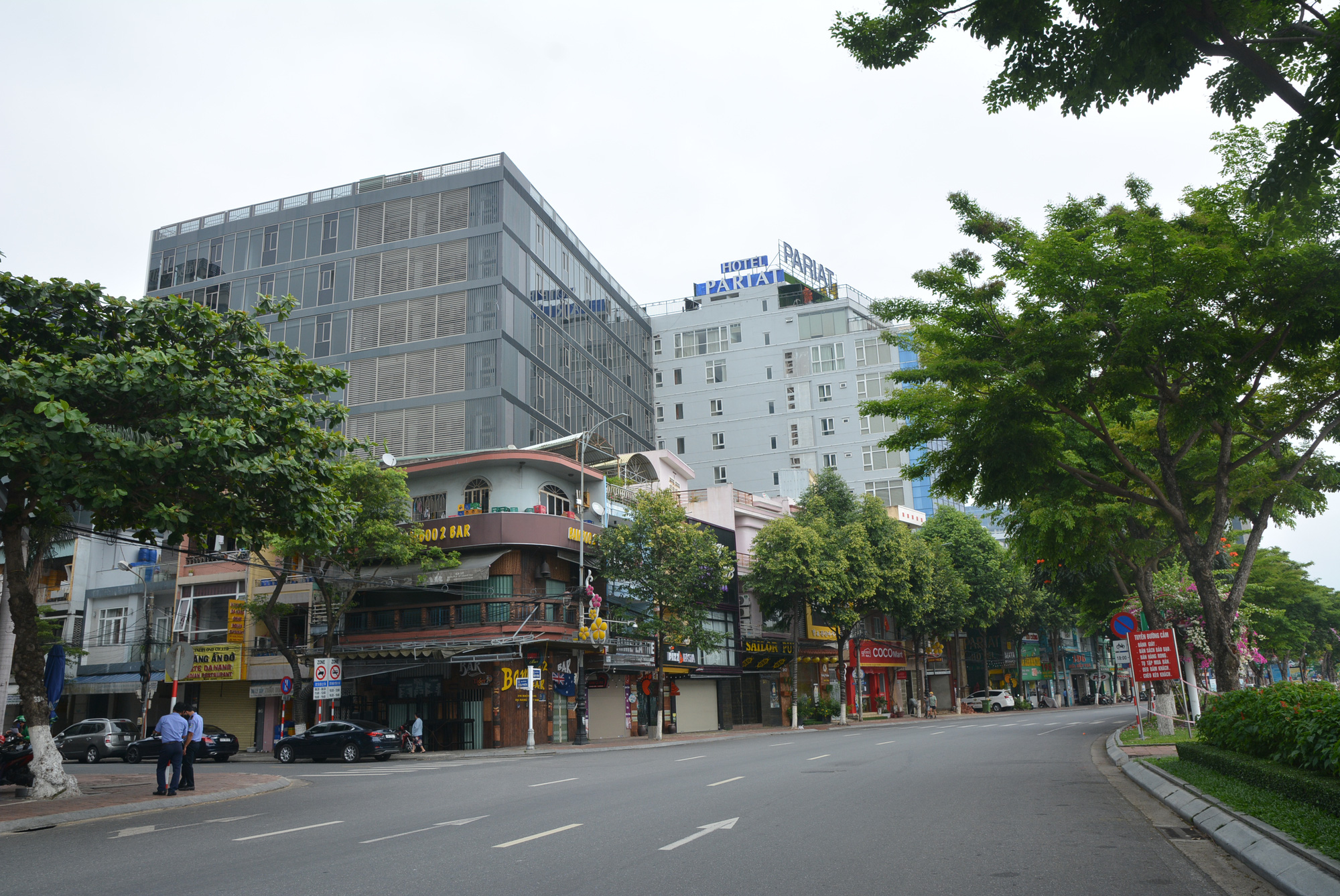 Người Đà Nẵng 'nín thở' chờ hàng quán được phép bán mang đi hoặc giao hàng, các thương hiệu cà phê, trà sữa lớn khóa cửa không thông báo mở lại - Ảnh 3. Người Đà Nẵng 'nín thở' chờ hàng quán được phép bán mang đi hoặc giao hàng, các thương hiệu cà phê, trà sữa lớn khóa cửa không thông báo mở lại - Ảnh 3.