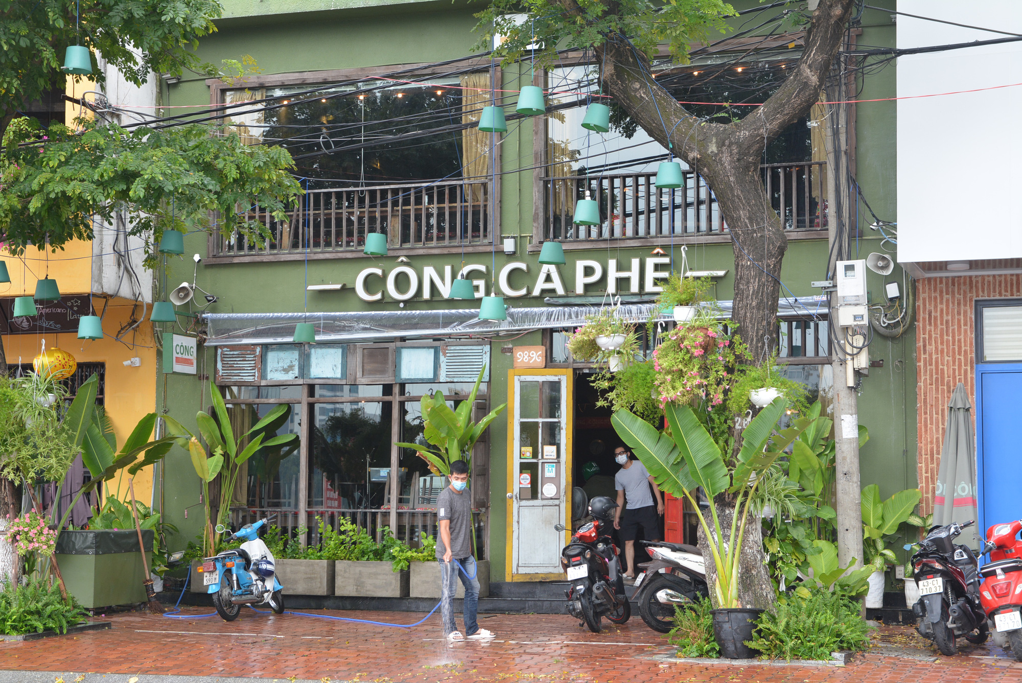 Người Đà Nẵng 'nín thở' chờ hàng quán được phép bán mang đi hoặc giao hàng, các thương hiệu cà phê, trà sữa lớn khóa cửa không thông báo mở lại - Ảnh 6. Người Đà Nẵng 'nín thở' chờ hàng quán được phép bán mang đi hoặc giao hàng, các thương hiệu cà phê, trà sữa lớn khóa cửa không thông báo mở lại - Ảnh 6.