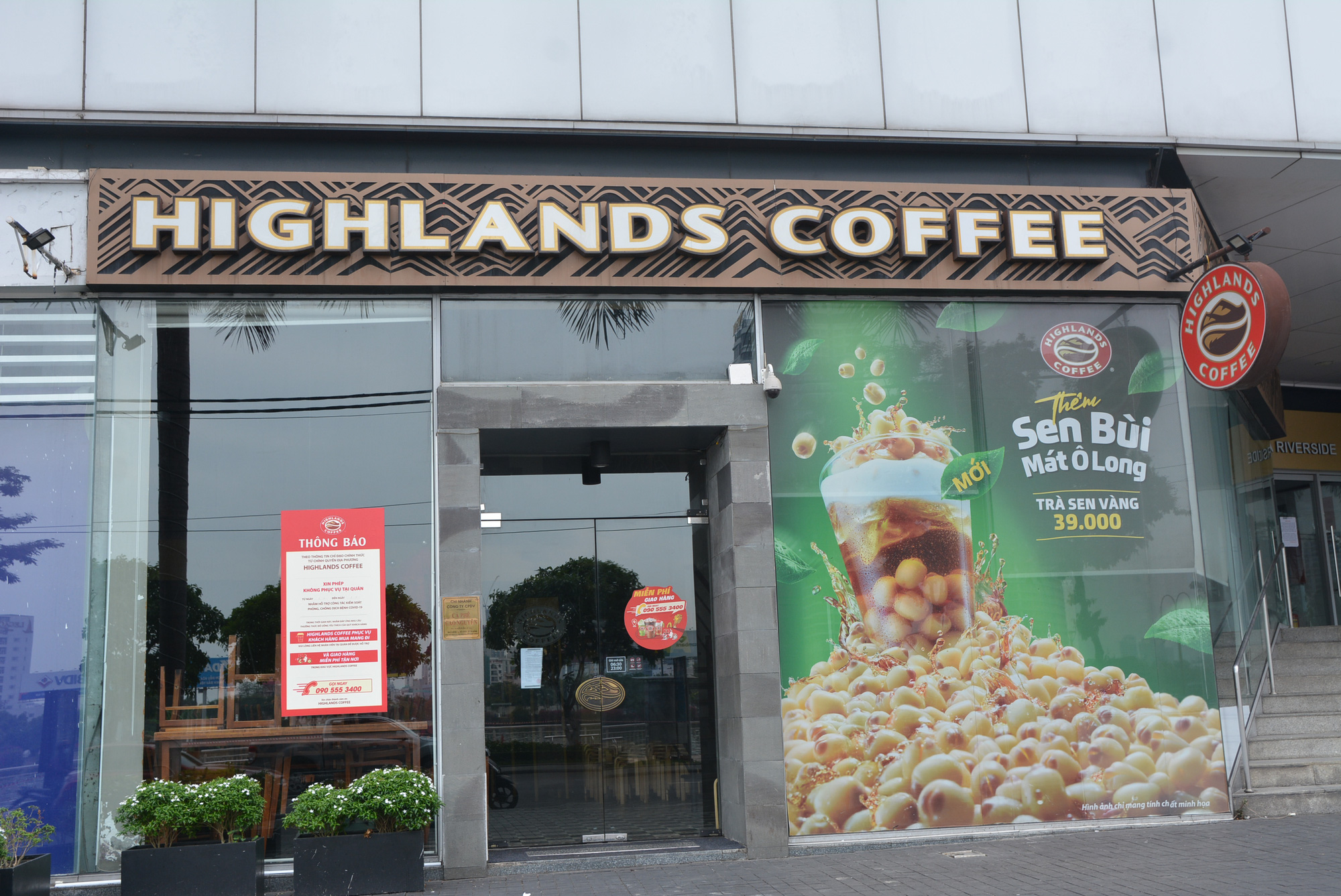 Người Đà Nẵng 'nín thở' chờ hàng quán được phép bán mang đi hoặc giao hàng, các thương hiệu cà phê, trà sữa lớn khóa cửa không thông báo mở lại - Ảnh 9. Người Đà Nẵng 'nín thở' chờ hàng quán được phép bán mang đi hoặc giao hàng, các thương hiệu cà phê, trà sữa lớn khóa cửa không thông báo mở lại - Ảnh 9.