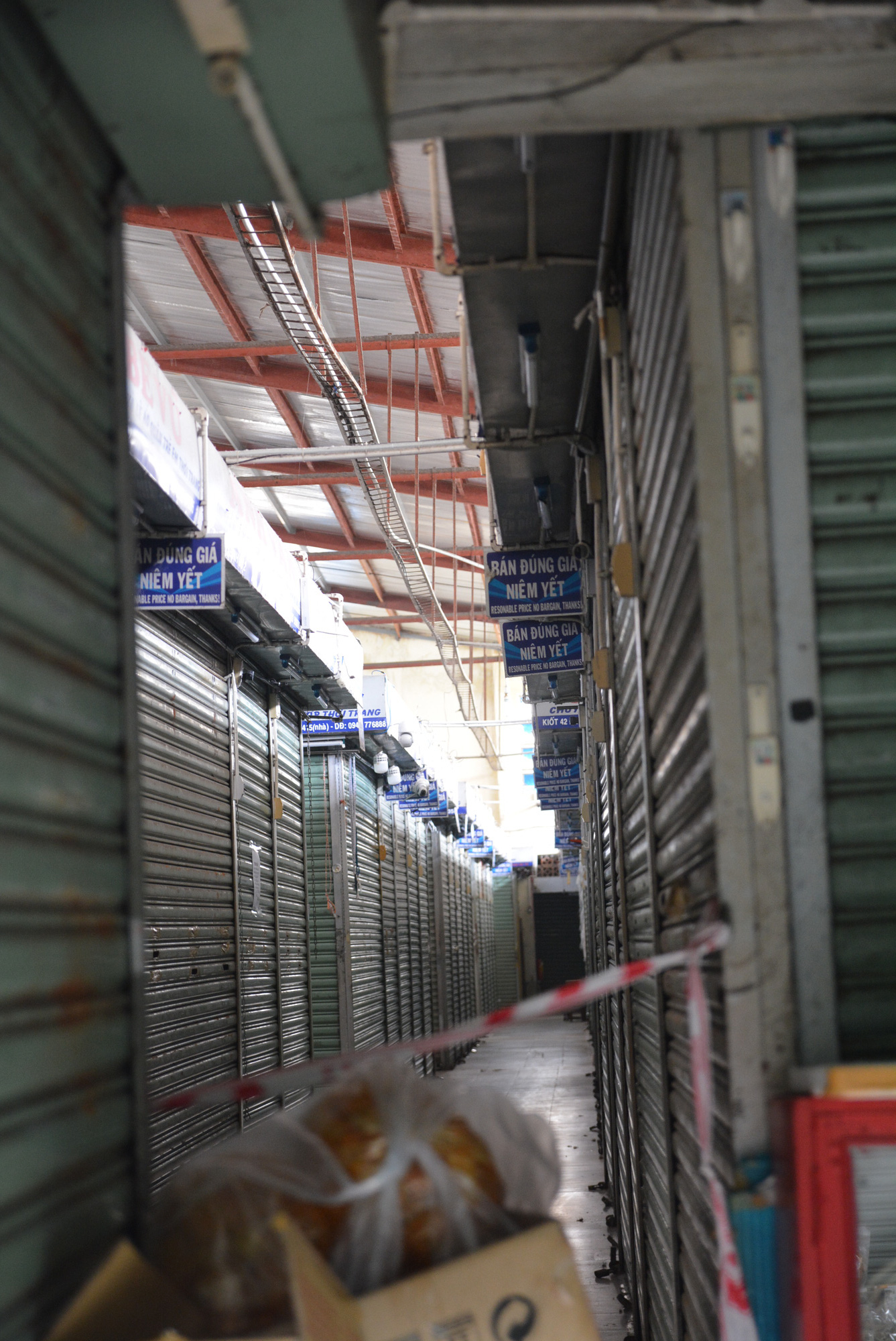 Chợ Cồn lâu đời nhất Đà Nẵng 'cửa đóng then cài' vì Covid-19, hàng trăm người đang chờ hỗ trợ tiền - Ảnh 7. Chợ Cồn lâu đời nhất Đà Nẵng 'cửa đóng then cài' vì Covid-19, hàng trăm người đang chờ hỗ trợ tiền - Ảnh 7.