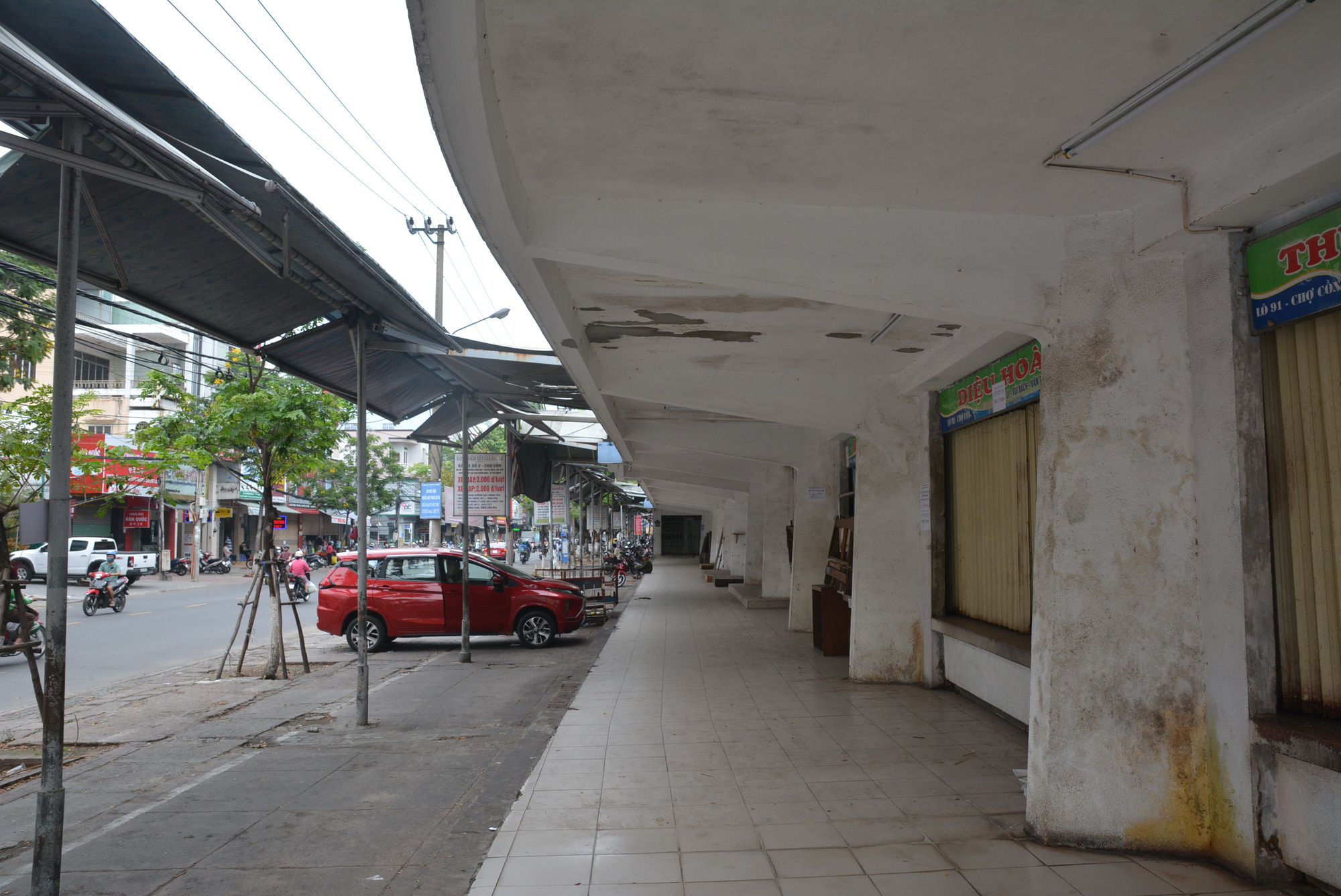 Chợ Cồn lâu đời nhất Đà Nẵng 'cửa đóng then cài' vì Covid-19, hàng trăm người đang chờ hỗ trợ tiền - Ảnh 4. Chợ Cồn lâu đời nhất Đà Nẵng 'cửa đóng then cài' vì Covid-19, hàng trăm người đang chờ hỗ trợ tiền - Ảnh 4.