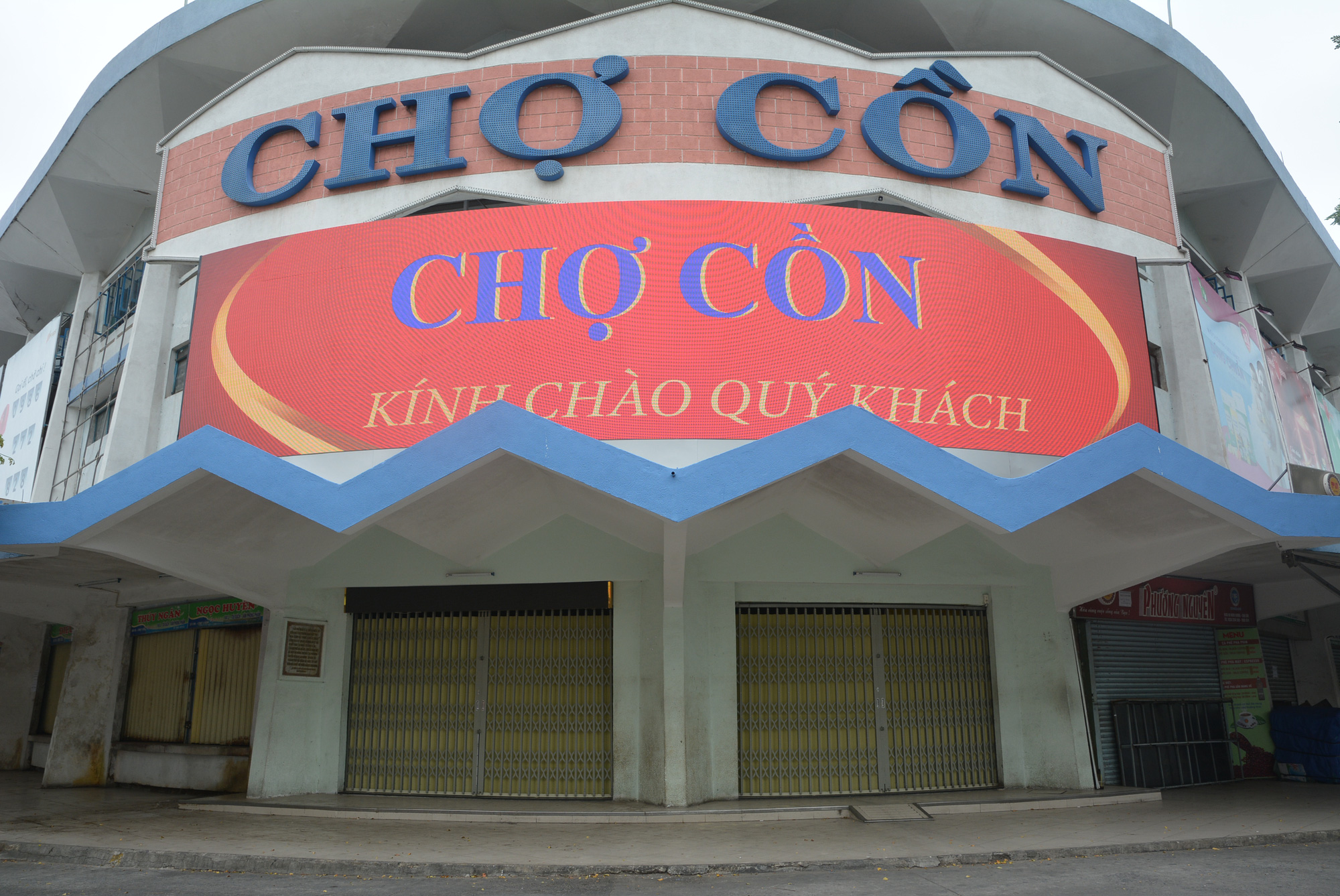 Chợ Cồn lâu đời nhất Đà Nẵng 'cửa đóng then cài' vì Covid-19, hàng trăm người đang chờ hỗ trợ tiền - Ảnh 1. Chợ Cồn lâu đời nhất Đà Nẵng 'cửa đóng then cài' vì Covid-19, hàng trăm người đang chờ hỗ trợ tiền - Ảnh 1.