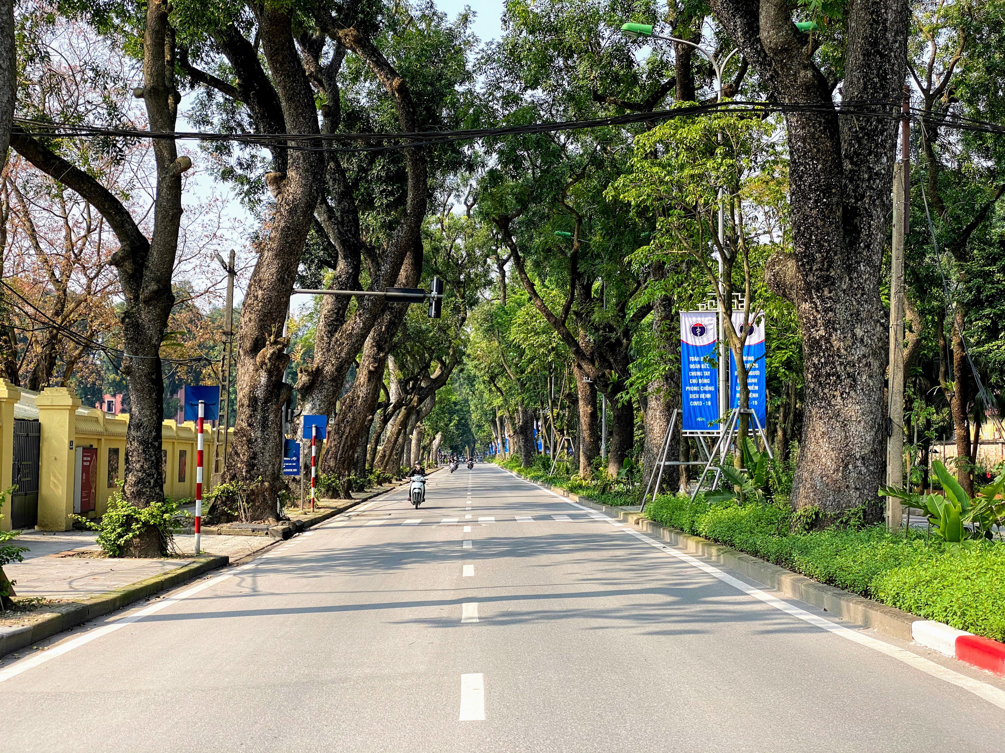 Hà Nội lặng lẽ trước giờ G - Ảnh 4.