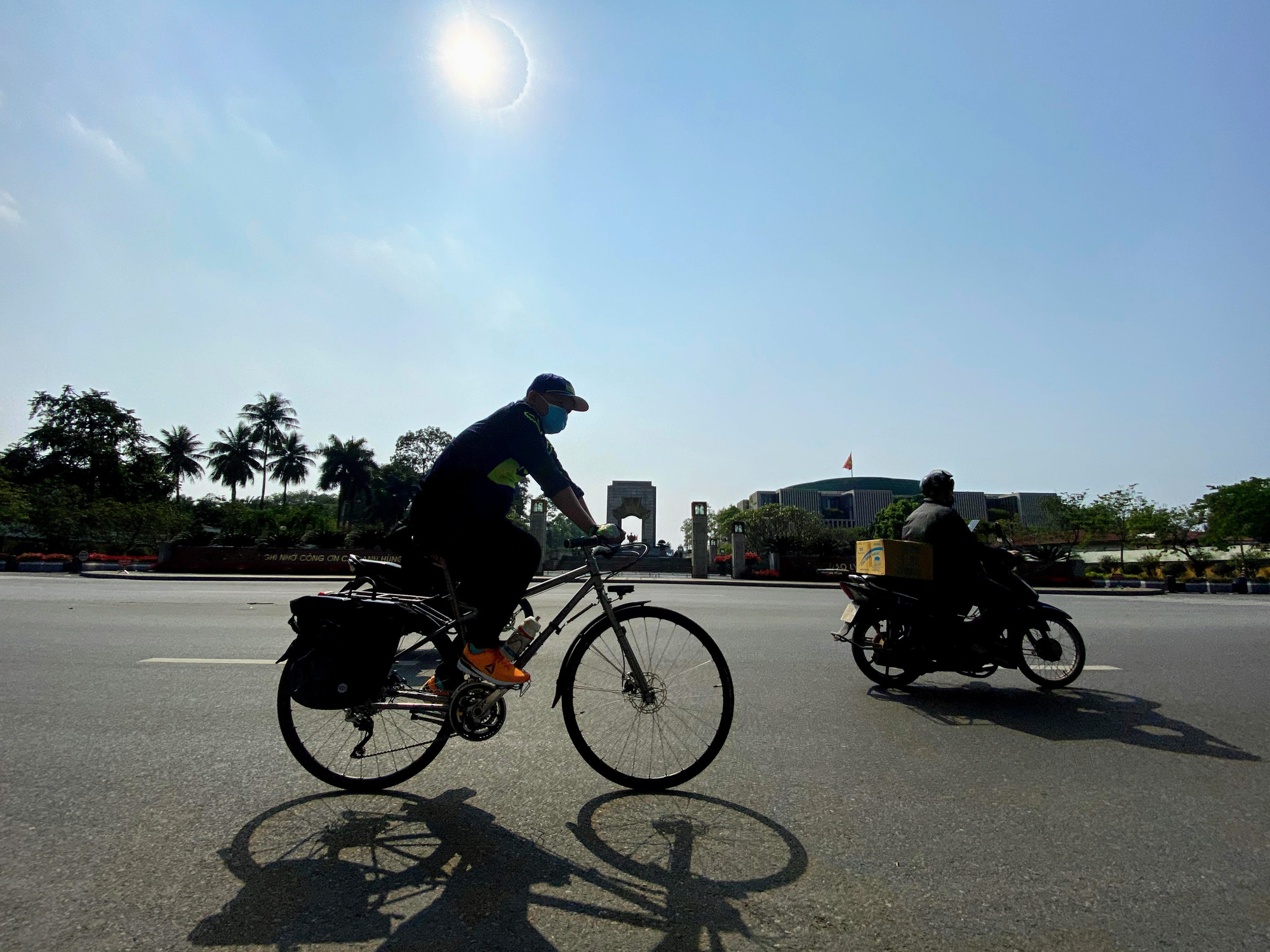 Hà Nội lặng lẽ trước giờ G - Ảnh 2.