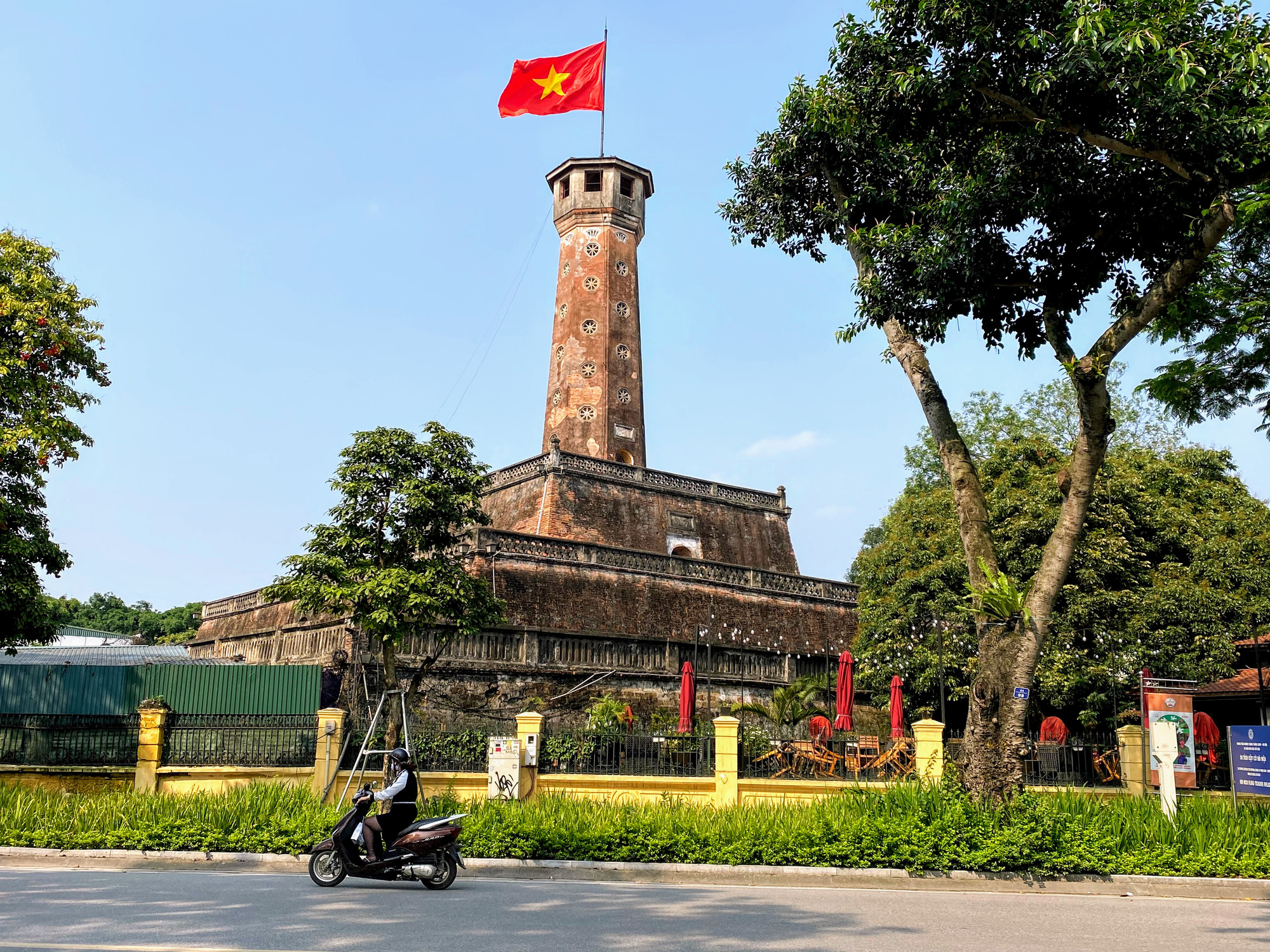 Hà Nội lặng lẽ trước giờ G - Ảnh 5.